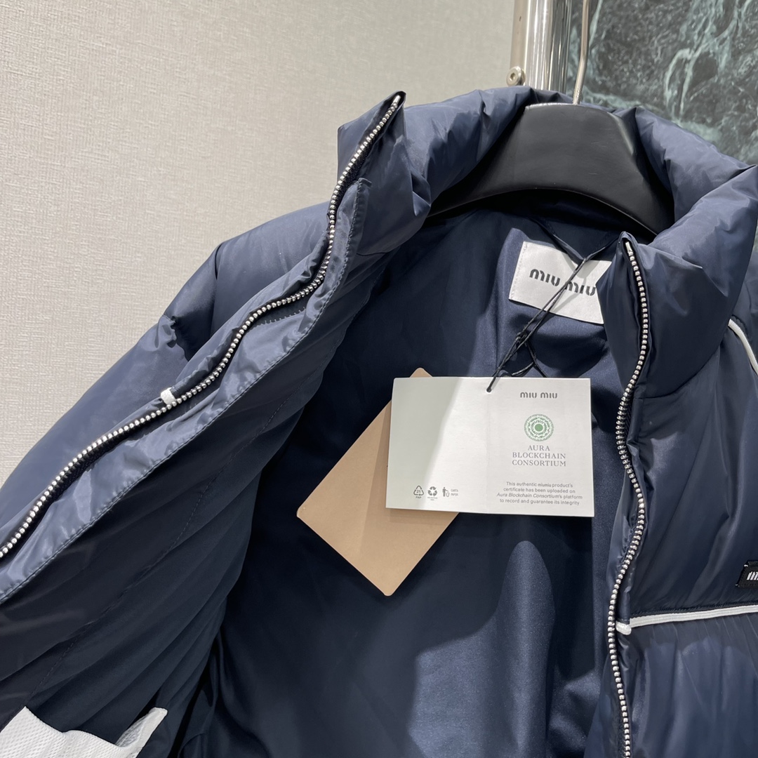 Miu 25秋冬新款 插肩捆边立领羽绒服 定制YB防风防水尼龙材质 白鹅绒填充内里 整件轻盈保暖 肩胸位