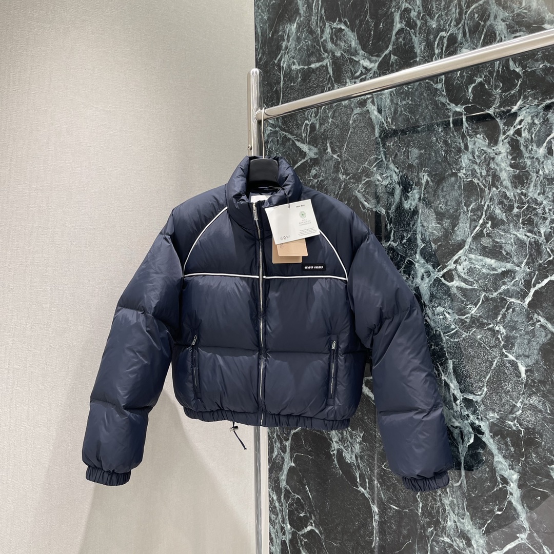 Miu 25秋冬新款 插肩捆边立领羽绒服 定制YB防风防水尼龙材质 白鹅绒填充内里 整件轻盈保暖 肩胸位