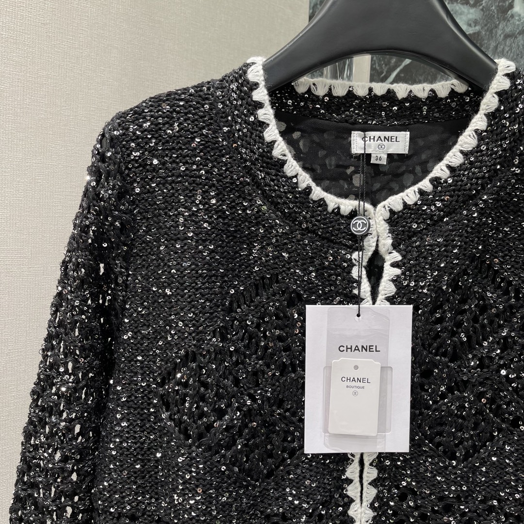 小香 25秋冬新款 亮片针织开衫 圆领设计配白色蕾丝边 胸前双C标志点缀 镂空亮片工艺超闪，搭配裙装或裤