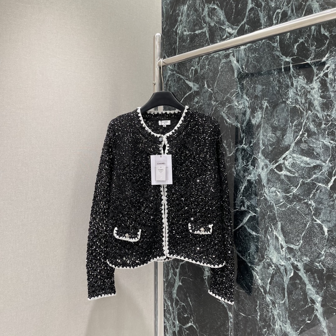 小香 25秋冬新款 亮片针织开衫 圆领设计配白色蕾丝边 胸前双C标志点缀 镂空亮片工艺超闪，搭配裙装或裤