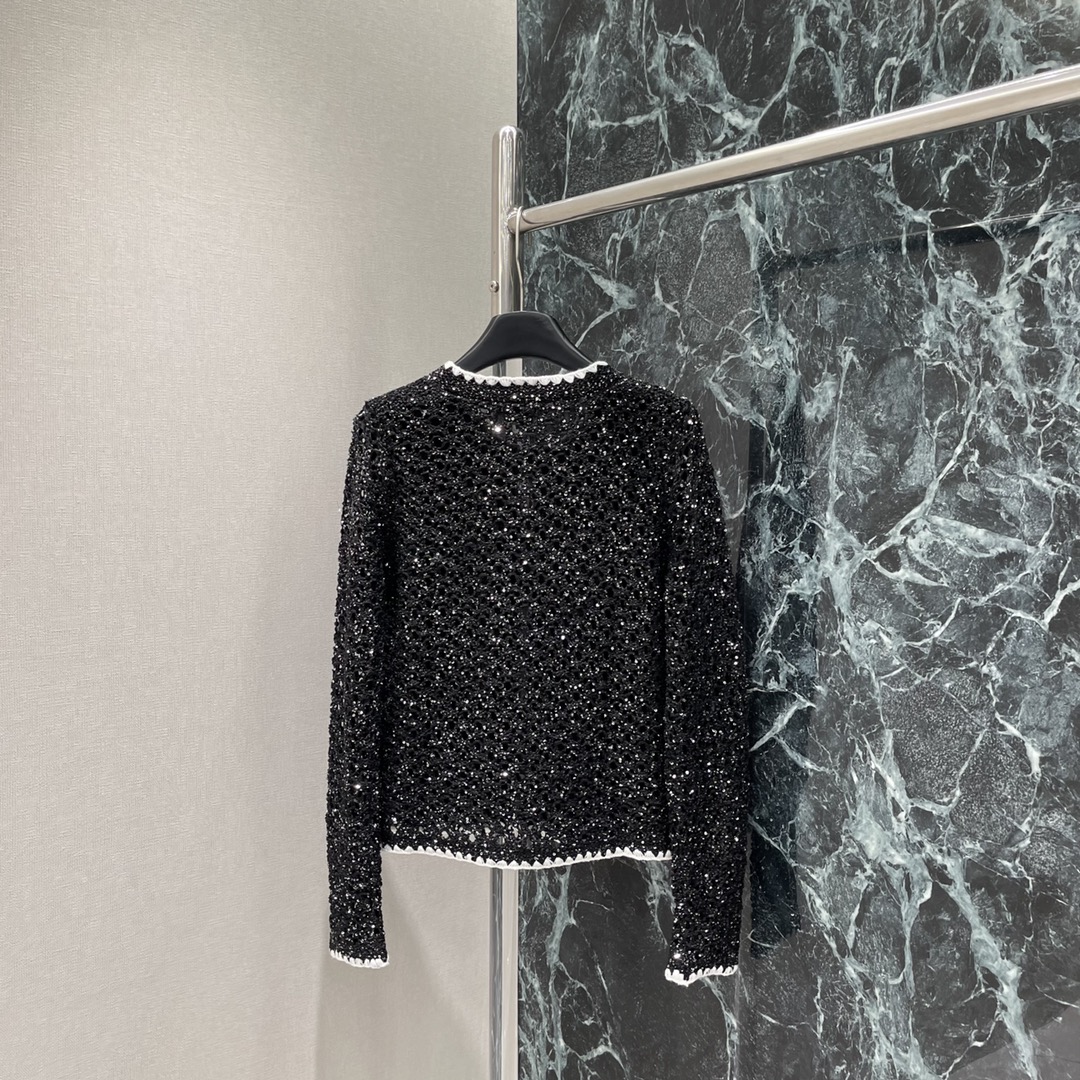 小香 25秋冬新款 亮片针织开衫 圆领设计配白色蕾丝边 胸前双C标志点缀 镂空亮片工艺超闪，搭配裙装或裤