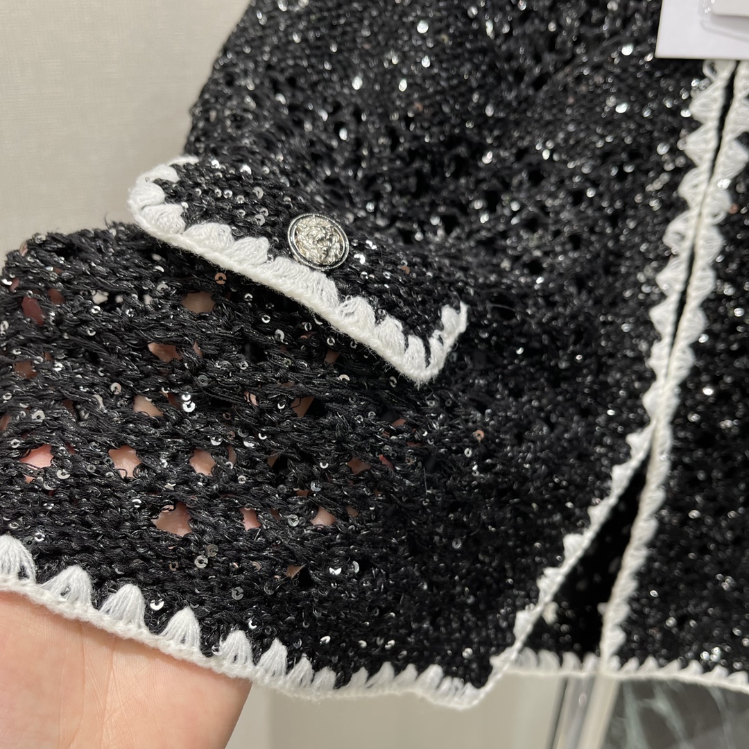 小香 25秋冬新款 亮片针织开衫 圆领设计配白色蕾丝边 胸前双C标志点缀 镂空亮片工艺超闪，搭配裙装或裤