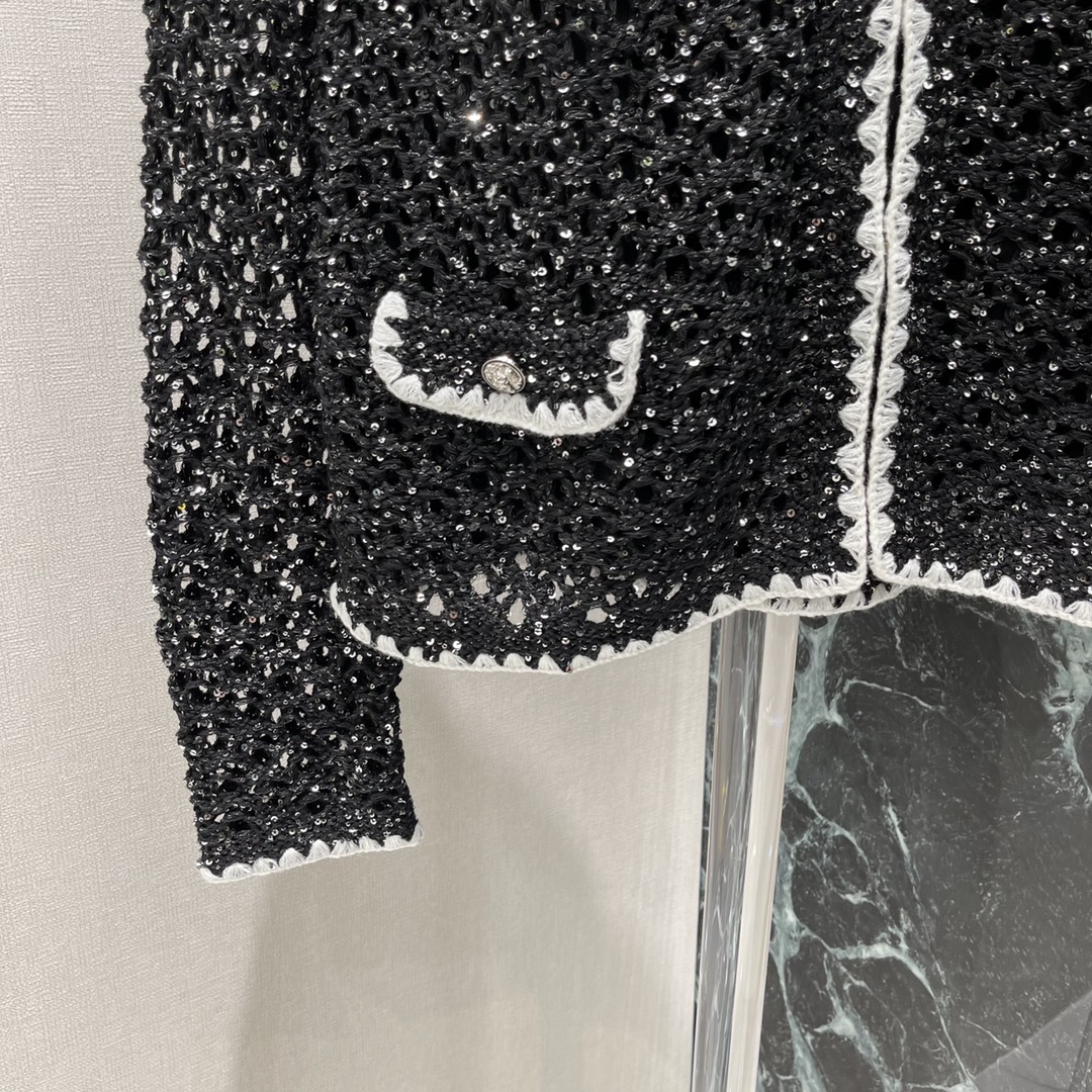 小香 25秋冬新款 亮片针织开衫 圆领设计配白色蕾丝边 胸前双C标志点缀 镂空亮片工艺超闪，搭配裙装或裤