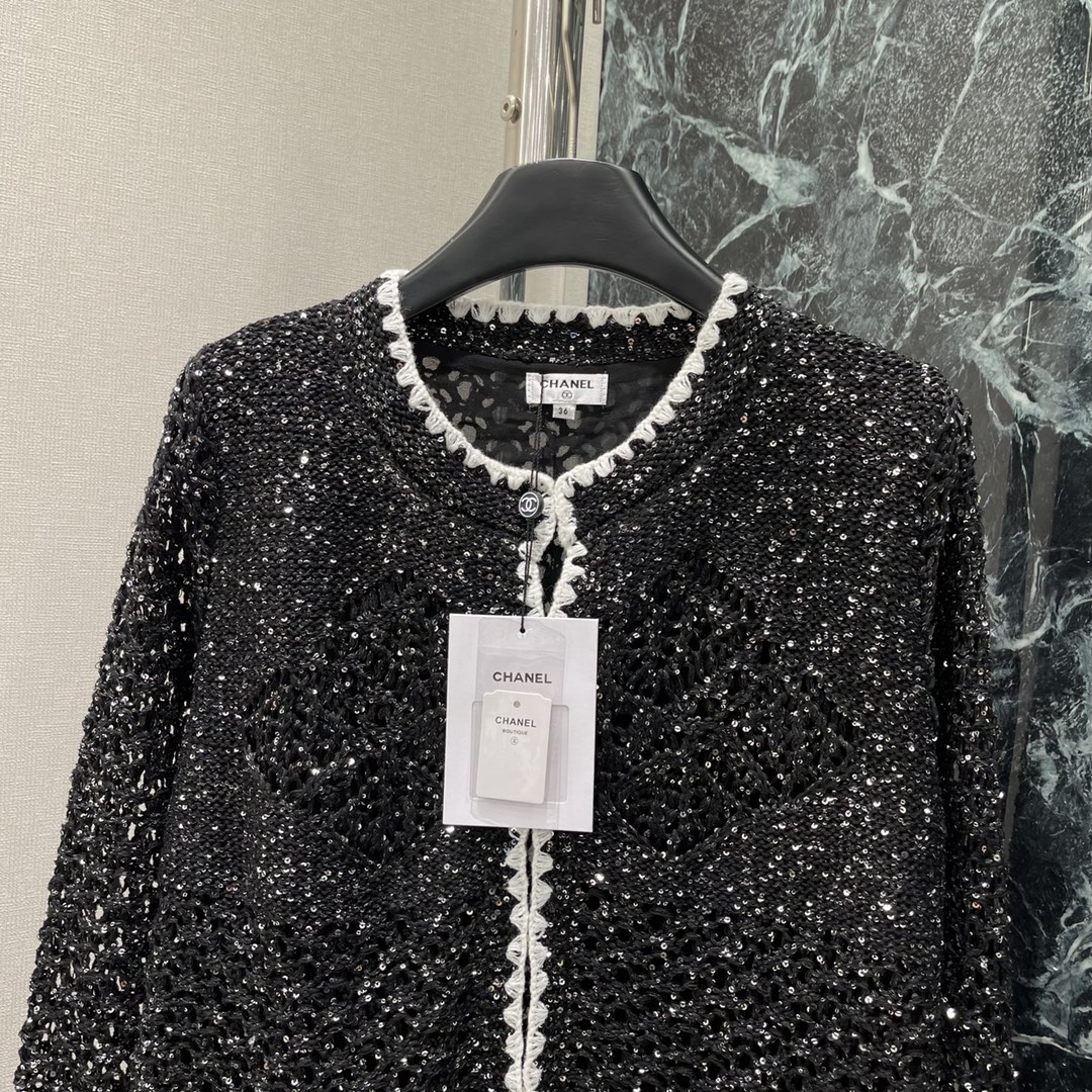 小香 25秋冬新款 亮片针织开衫 圆领设计配白色蕾丝边 胸前双C标志点缀 镂空亮片工艺超闪，搭配裙装或裤