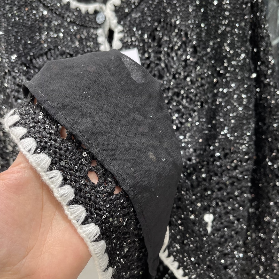 小香 25秋冬新款 亮片针织开衫 圆领设计配白色蕾丝边 胸前双C标志点缀 镂空亮片工艺超闪，搭配裙装或裤