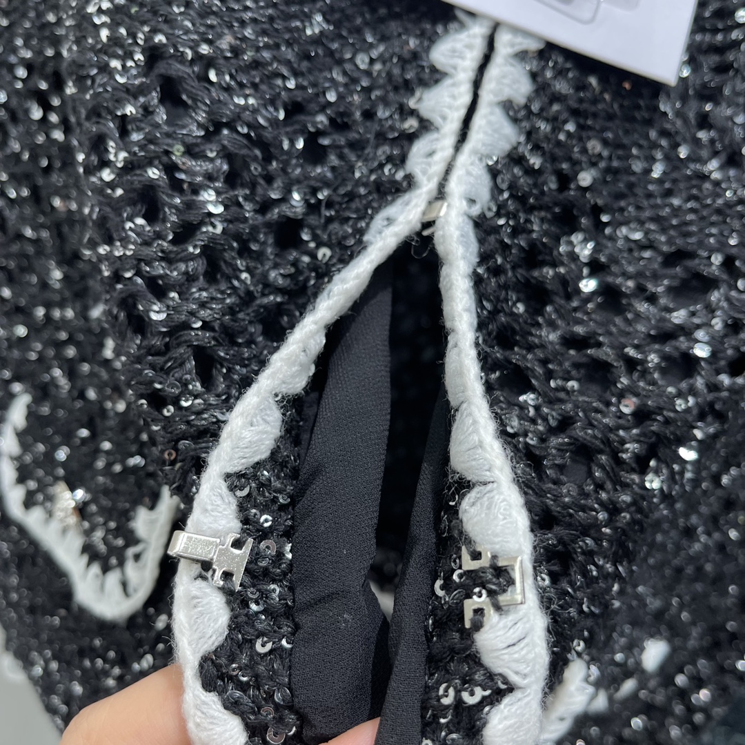 小香 25秋冬新款 亮片针织开衫 圆领设计配白色蕾丝边 胸前双C标志点缀 镂空亮片工艺超闪，搭配裙装或裤