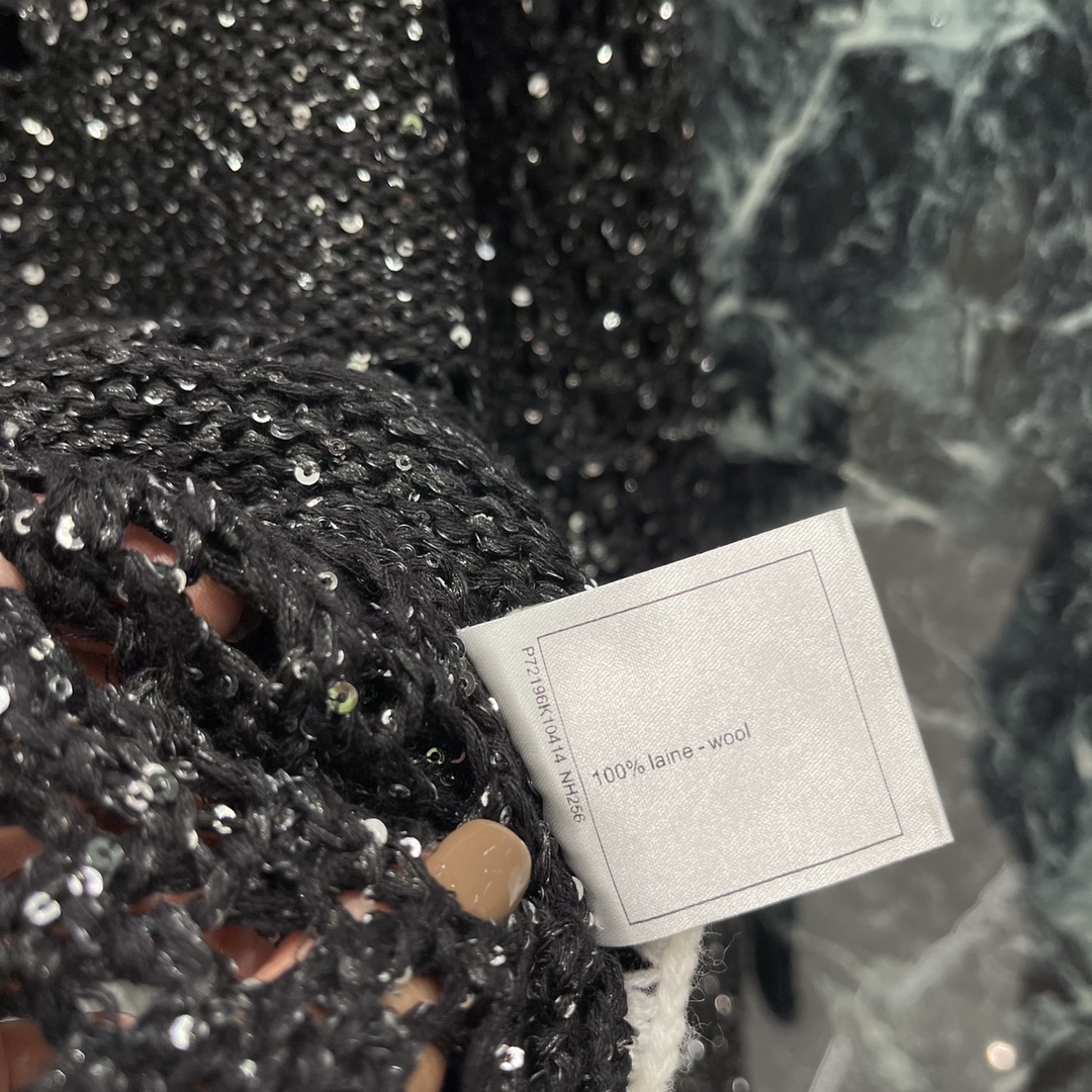 小香 25秋冬新款 亮片针织毛衣 圆领设计配白色蕾丝边 胸前双C标志点缀 镂空亮片工艺超闪，搭配裙装或裤