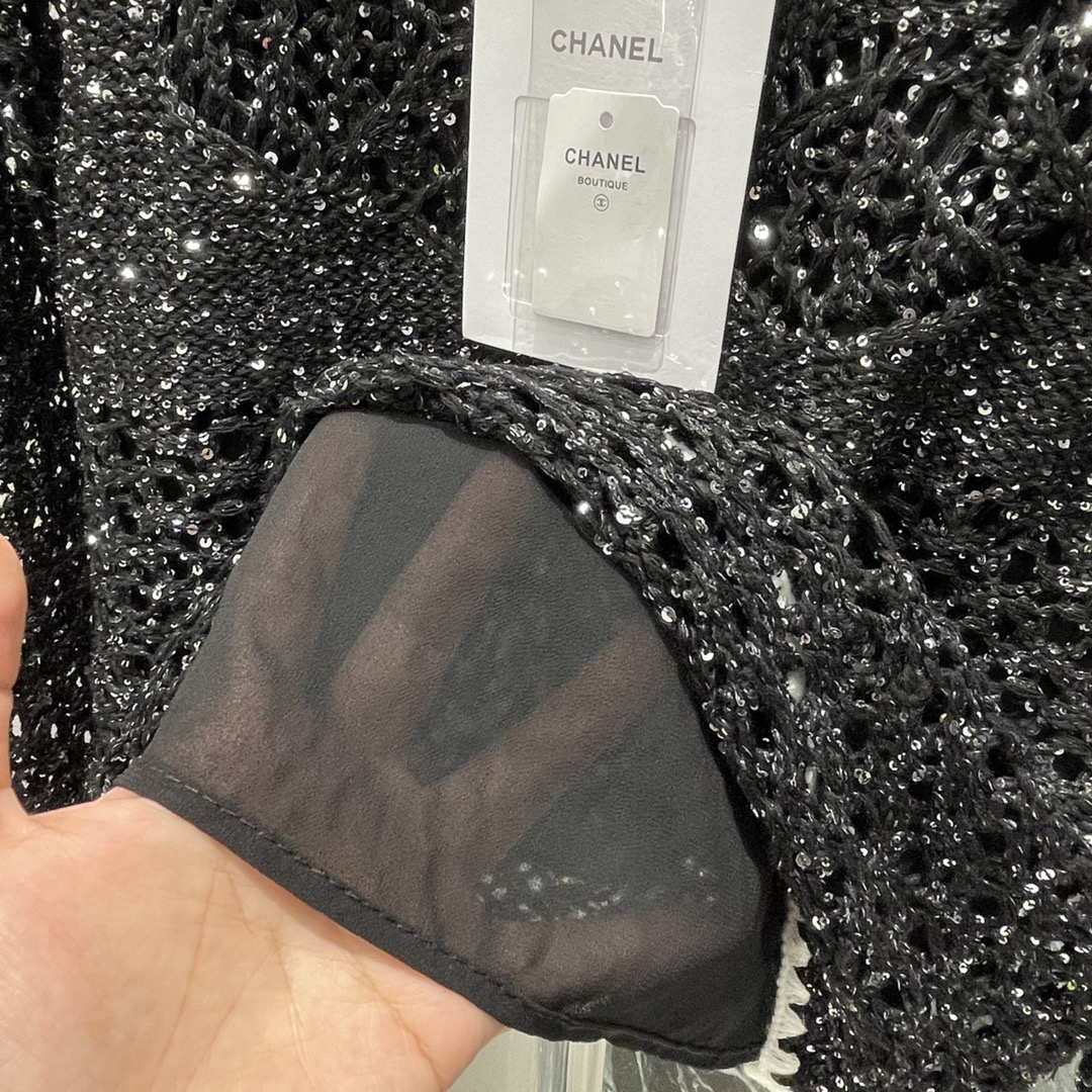 小香 25秋冬新款 亮片针织毛衣 圆领设计配白色蕾丝边 胸前双C标志点缀 镂空亮片工艺超闪，搭配裙装或裤