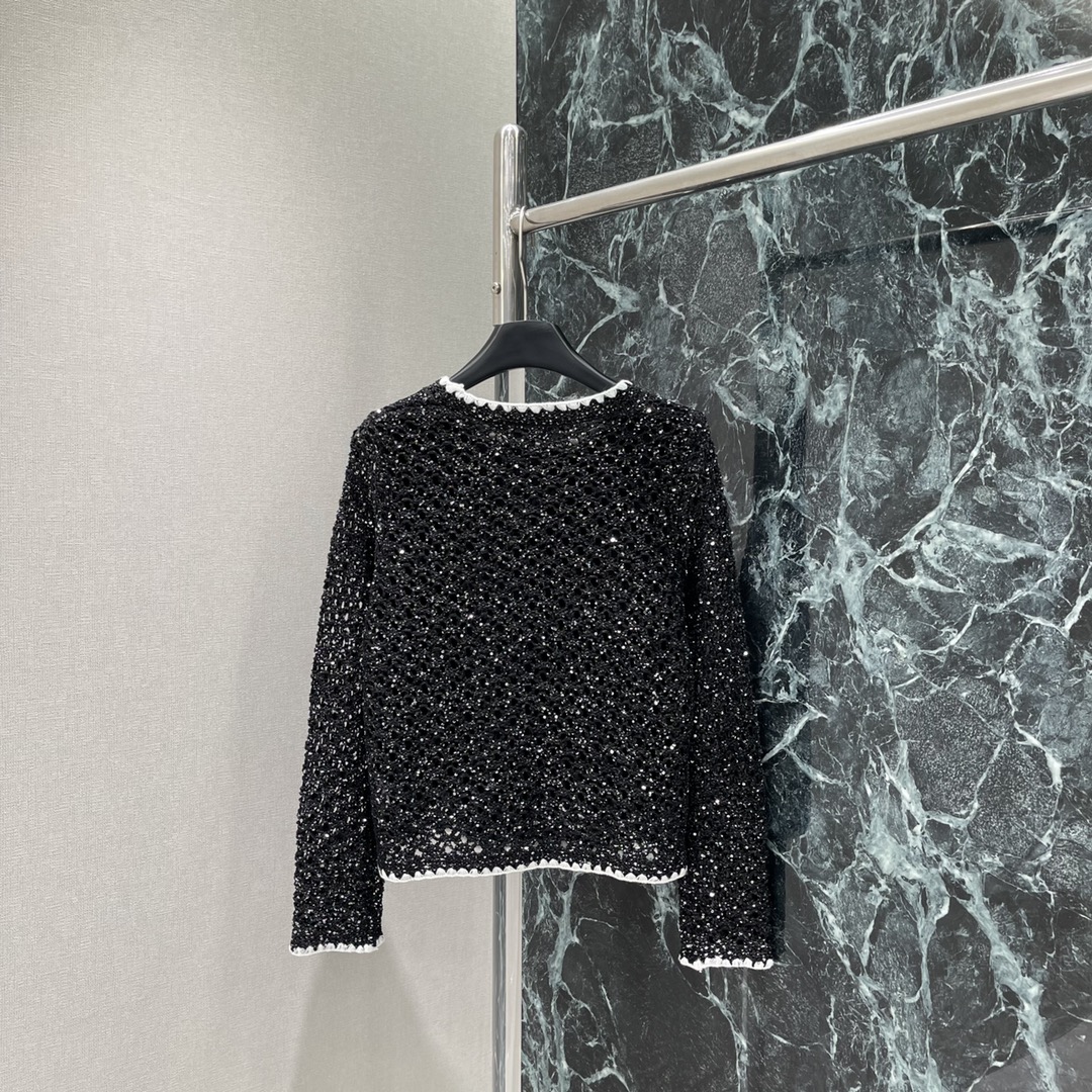 小香 25秋冬新款 亮片针织毛衣 圆领设计配白色蕾丝边 胸前双C标志点缀 镂空亮片工艺超闪，搭配裙装或裤