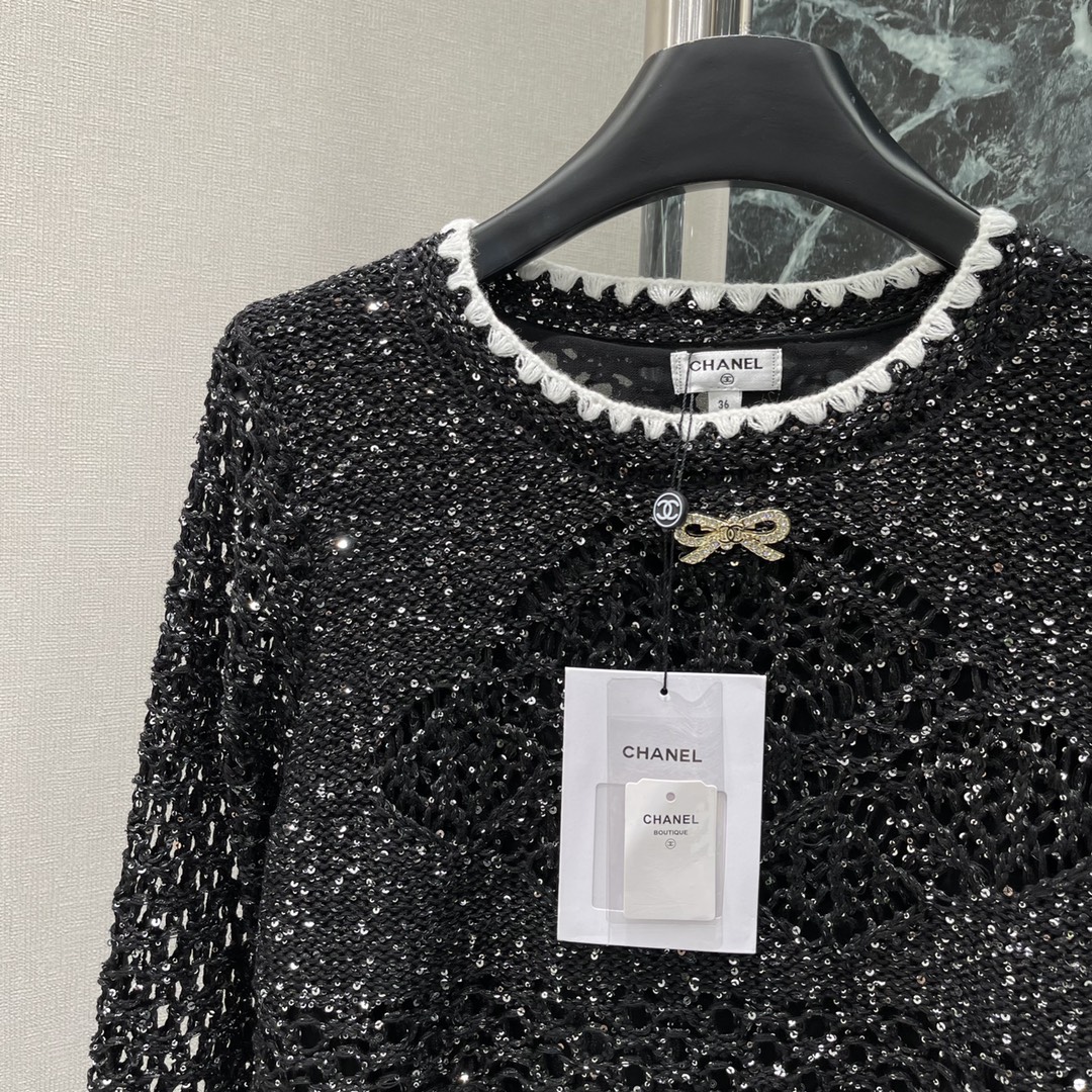 小香 25秋冬新款 亮片针织毛衣 圆领设计配白色蕾丝边 胸前双C标志点缀 镂空亮片工艺超闪，搭配裙装或裤