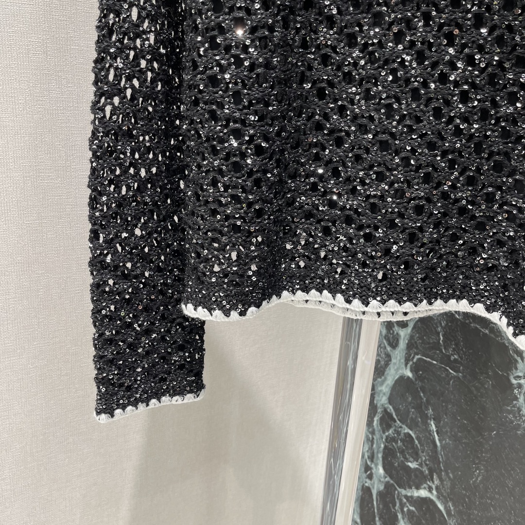 小香 25秋冬新款 亮片针织毛衣 圆领设计配白色蕾丝边 胸前双C标志点缀 镂空亮片工艺超闪，搭配裙装或裤