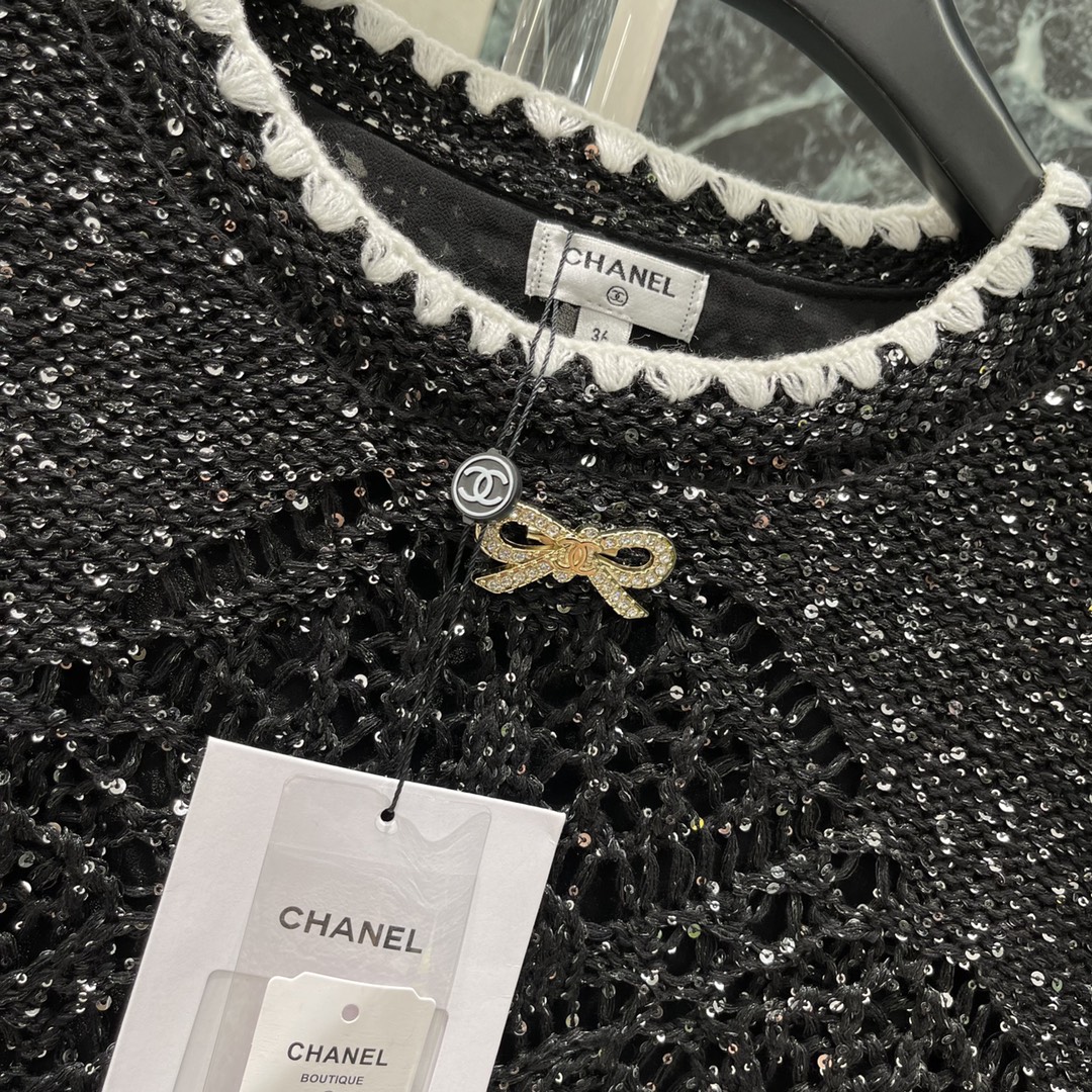 小香 25秋冬新款 亮片针织毛衣 圆领设计配白色蕾丝边 胸前双C标志点缀 镂空亮片工艺超闪，搭配裙装或裤