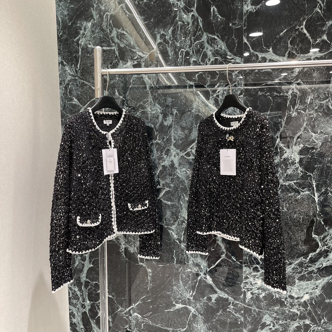 小香 25秋冬新款 亮片针织毛衣 圆领设计配白色蕾丝边 胸前双C标志点缀 镂空亮片工艺超闪，搭配裙装或裤