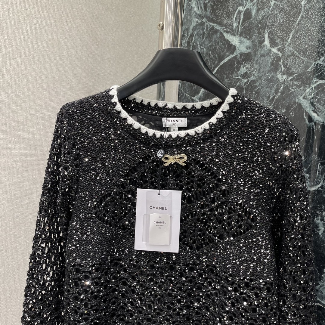 小香 25秋冬新款 亮片针织毛衣 圆领设计配白色蕾丝边 胸前双C标志点缀 镂空亮片工艺超闪，搭配裙装或裤