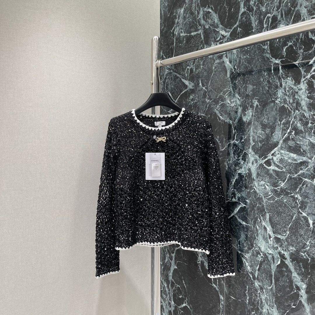 小香 25秋冬新款 亮片针织毛衣 圆领设计配白色蕾丝边 胸前双C标志点缀 镂空亮片工艺超闪，搭配裙装或裤