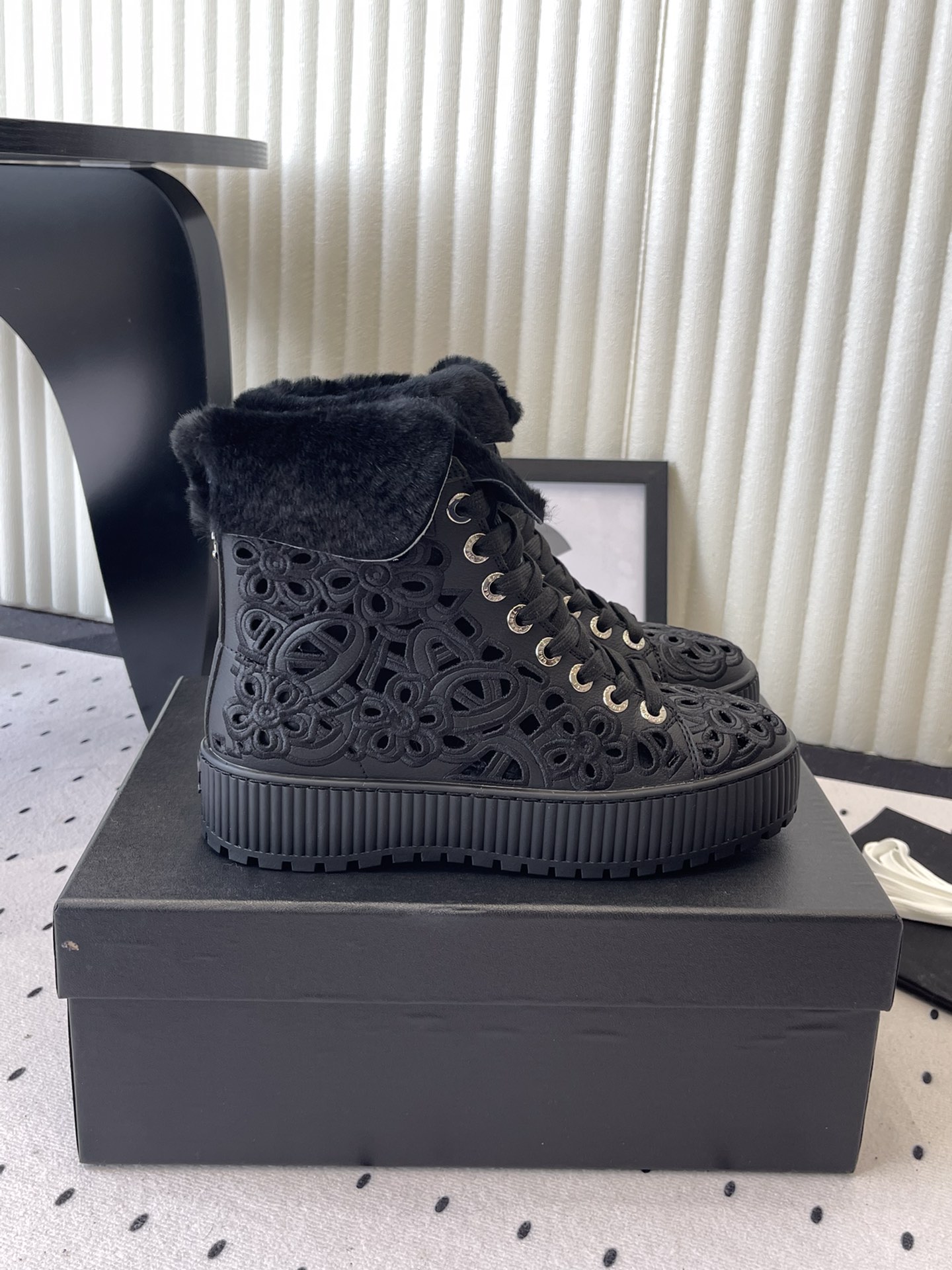 NO:533716,Chanel's new hollow short boots with classic carved embroidery on the upper. The boots are made of Chanel's classic combination. Xiao Meimei likes it very much. This is a popular style created by Chanel this autumn and winter. It is easy to wear and super comfortable. It is a must-have for this autumn and winter. Upper is made of cowhide, outsole rubber sole and outsole Size: 35-40 (40.41 custom-made, no return or replacement), boots, chanel, chanel, boots, cowhide19860909Chanel秋冬新款镂空短靴 鞋面经典雕花刺绣,靴简沿用了香奈儿的经典搭配,小美美特别喜欢,这是香奈儿今年秋冬打造的爆款,容易上脚,超级舒服,今年秋冬必备款 鞋面材质牛皮 大底橡胶底大底 Size:35-40 (40.41定做不退不换）,靴子,chanel,chanel,boots,cowhide,Women's Shoes