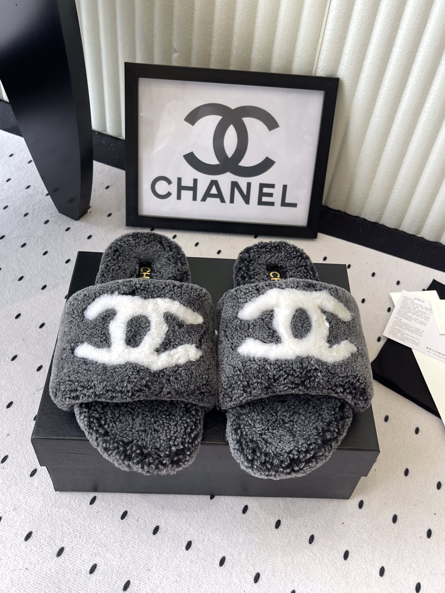 NO:533713,Chanel 25ss autumn and winter new style, two-color fur drag Chanel thick-soled lazy fashion, leisure-style series trendy fur drag Fabric genuine leather lamb wool inner leather lamb wool foot pad genuine leather lamb wool outsole wear-resistant non-slip rubber outsole size 35–42 (41 42 customized), fur shoes slippers, chanel, chanel, slippers19860909Chanel 香奈儿 25ss秋冬新款 双色毛拖 香奈儿厚底懒人时尚、优闲风系列潮款毛毛拖 面料真皮羊羔毛 内里真皮羊羔毛 垫脚真皮羊羔毛 大底耐磨防滑橡胶大底 码数35–42（41 42订做）,毛毛鞋拖鞋,chanel,chanel,slippers,Women's Shoes