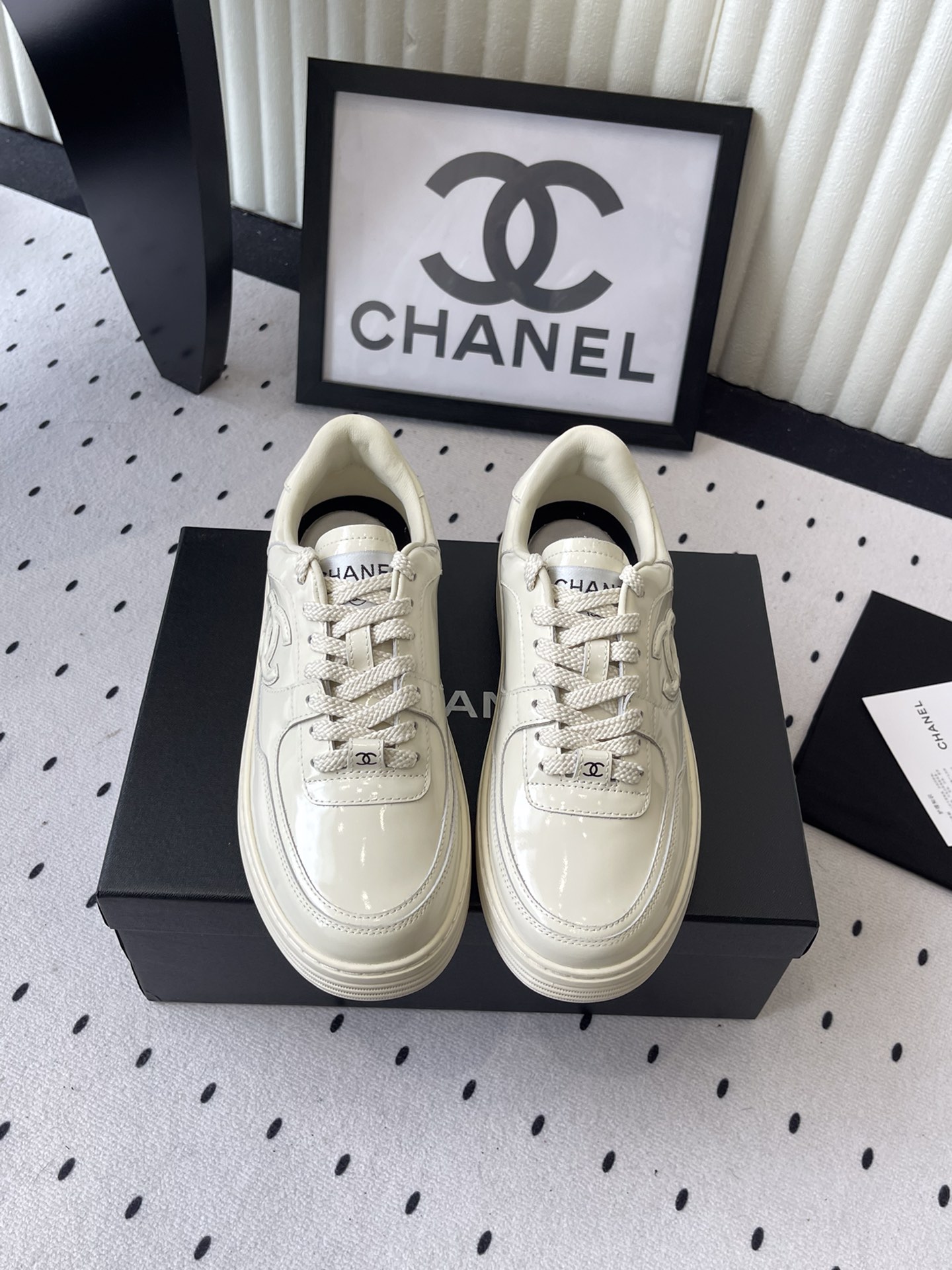 NO:533707,Men's size 40 Chanel new panda couple casual shoes. Original purchase and development. It is very fashionable. The love of internet celebrity bloggers. Super popular style. Imported cowhide upper. Sheepskin lining. Original TPU outsole. Size: 35-46. Casual shoes/sports shoes. Chanel, sneakers, cowhide, sheepskin.19860909男码40 Chanel新款熊猫情侣休闲板鞋 原版购入开发 上脚时髦感十足 网红博主的挚爱 超高人气款 进口牛皮鞋面 羊皮内里 原版TPU大底 Size:35-46,休闲鞋/运动鞋,chanel,sneakers,cowhide,sheepskin,Women's Shoes