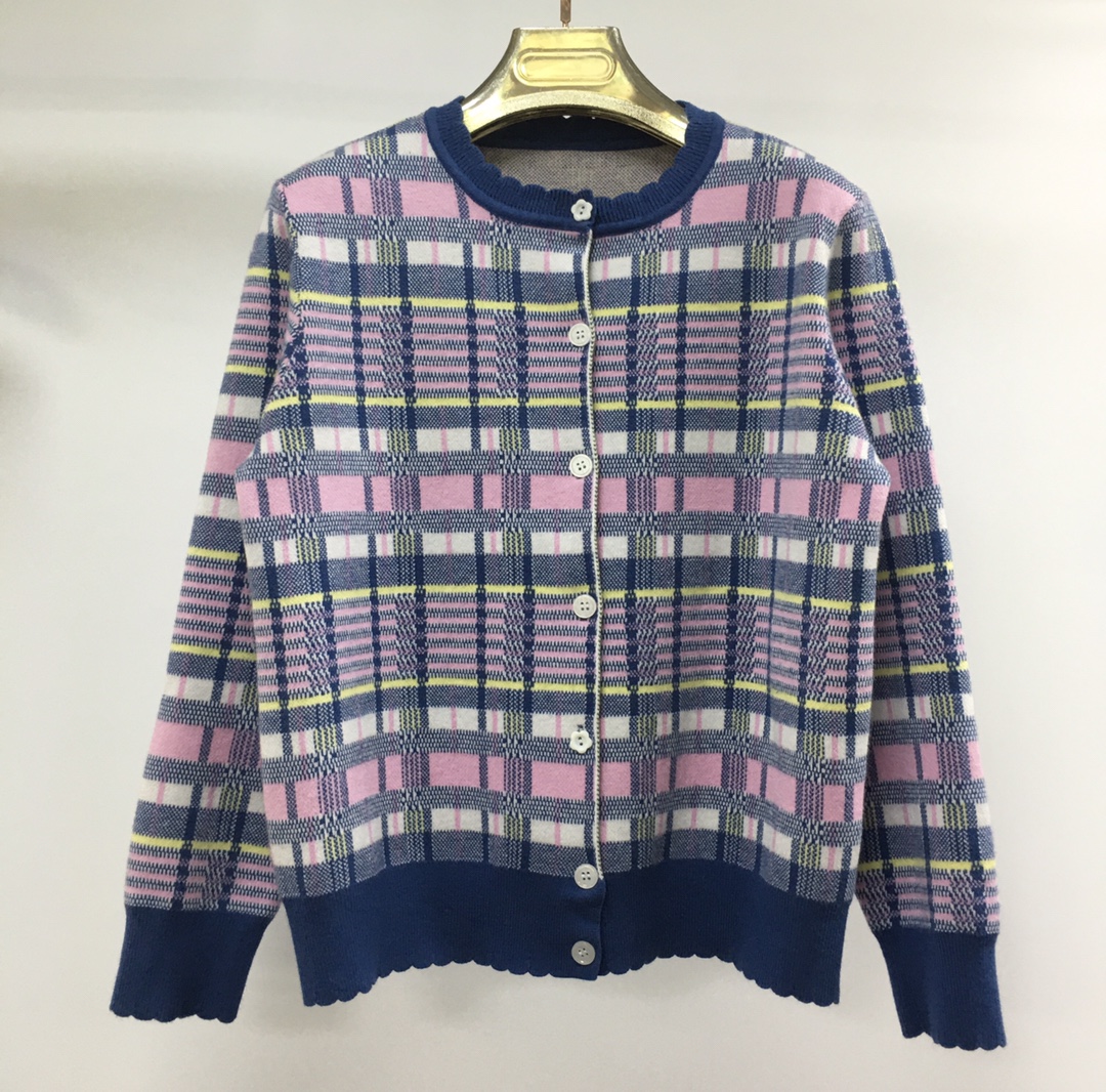 NO:517584,0293 New contrasting color plaid flower button long-sleeved sweater SML blue pink, alexander wang198609090293 秋冬新款撞色格子花朵纽扣长袖针织衫 SML 蓝粉色,,alexander wang,Women's clothing