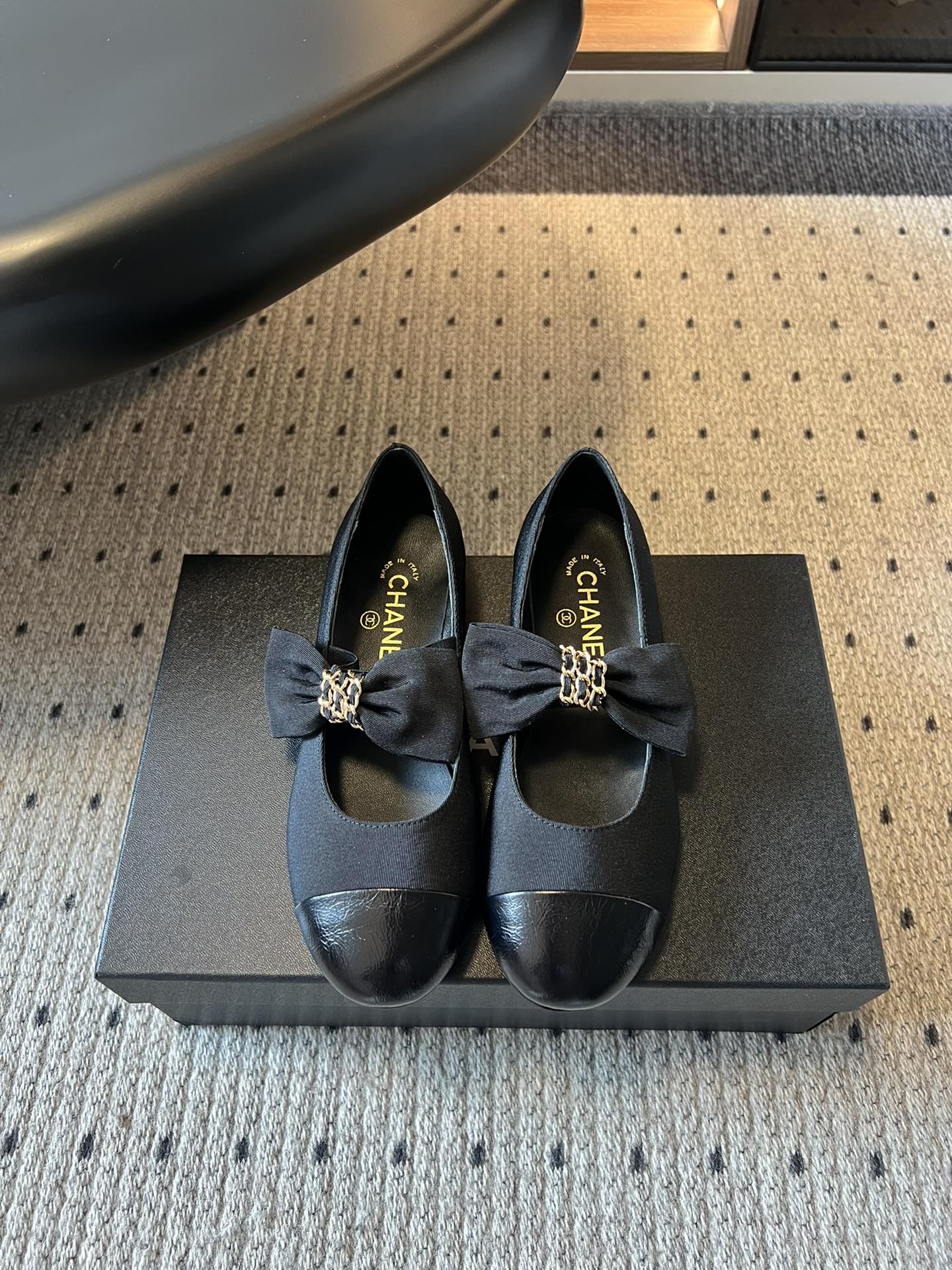 NO:559493,Leather woven chane* 25ss Chanel bow flat shoes are designed with a round toe, the toe is made of glossy leather, the main body of the shoe is made of black fabric, and the splicing design is rich in layering; the upper is decorated with a large-sized bow, and the center of the bow is decorated with a metal chain, adding a sense of sophistication and brand recognition, and the overall style is retro yet fashionable.  Pair it with a white pleated skirt and a blue knitted cardigan to show a sweet college style, suitable for daily wear for student parties or campus activities. Paired with black straight pants and a white shirt, it is simple and smart, adding a touch of sophistication to the workplace, suitable for daily commuting. Sheepskin upper, sheepskin lining, genuine leather outsole Size 35~40 (40 customizations are non-refundable), single shoes, chanel, chanel, skirts, shirts, sheepskin, Leather soles19860909皮 编织 chane* 25ss 香奈儿蝴蝶结平底单鞋 采用圆头设计,鞋头部分为亮面皮革,鞋身主体为黑色织物材质,拼接设计富有层次感；鞋面上装饰有大尺寸蝴蝶结,蝴蝶结中央搭配金属链条装饰,增添精致感与品牌辨识度,整体风格复古又不失时尚. 搭配白色百褶裙与蓝色针织开衫,展现甜美学院风格,适合学生党日常穿搭或校园活动.搭配黑色直筒裤与白色衬衫,简约干练,为职场穿搭增添一丝精致感,适合日常通勤. 鞋面羊皮 内里羊皮 大底真皮大底 Size35~40（40定制不退换）,单鞋,chanel,chanel,skirts,shirts,sheepskin,Leather soles,Women's Shoes