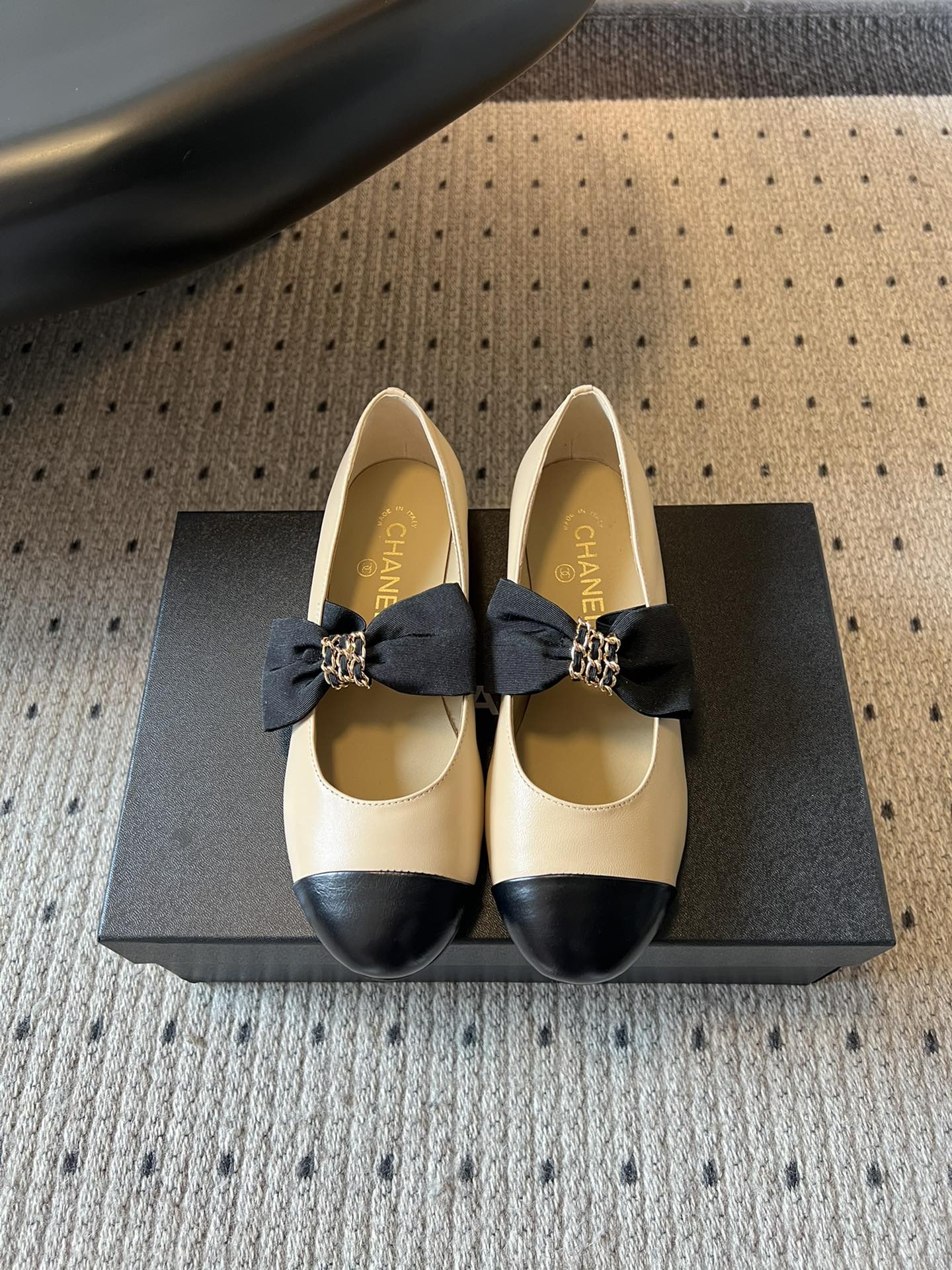 NO:559495,Leather woven chane* 25ss Chanel bow flat shoes are designed with a round toe, the toe is made of glossy leather, the main body of the shoe is made of black fabric, and the splicing design is rich in layering; the upper is decorated with a large-sized bow, and the center of the bow is decorated with a metal chain, adding a sense of sophistication and brand recognition, and the overall style is retro yet fashionable.  Pair it with a white pleated skirt and a blue knitted cardigan to show a sweet college style, suitable for daily wear for student parties or campus activities. Paired with black straight pants and a white shirt, it is simple and smart, adding a touch of sophistication to the workplace, suitable for daily commuting. Sheepskin upper, sheepskin lining, genuine leather outsole Size 35~40 (40 customizations are non-refundable), single shoes, chanel, chanel, skirts, shirts, sheepskin, Leather soles19860909皮 编织 chane* 25ss 香奈儿蝴蝶结平底单鞋 采用圆头设计,鞋头部分为亮面皮革,鞋身主体为黑色织物材质,拼接设计富有层次感；鞋面上装饰有大尺寸蝴蝶结,蝴蝶结中央搭配金属链条装饰,增添精致感与品牌辨识度,整体风格复古又不失时尚. 搭配白色百褶裙与蓝色针织开衫,展现甜美学院风格,适合学生党日常穿搭或校园活动.搭配黑色直筒裤与白色衬衫,简约干练,为职场穿搭增添一丝精致感,适合日常通勤. 鞋面羊皮 内里羊皮 大底真皮大底 Size35~40（40定制不退换）,单鞋,chanel,chanel,skirts,shirts,sheepskin,Leather soles,Women's Shoes