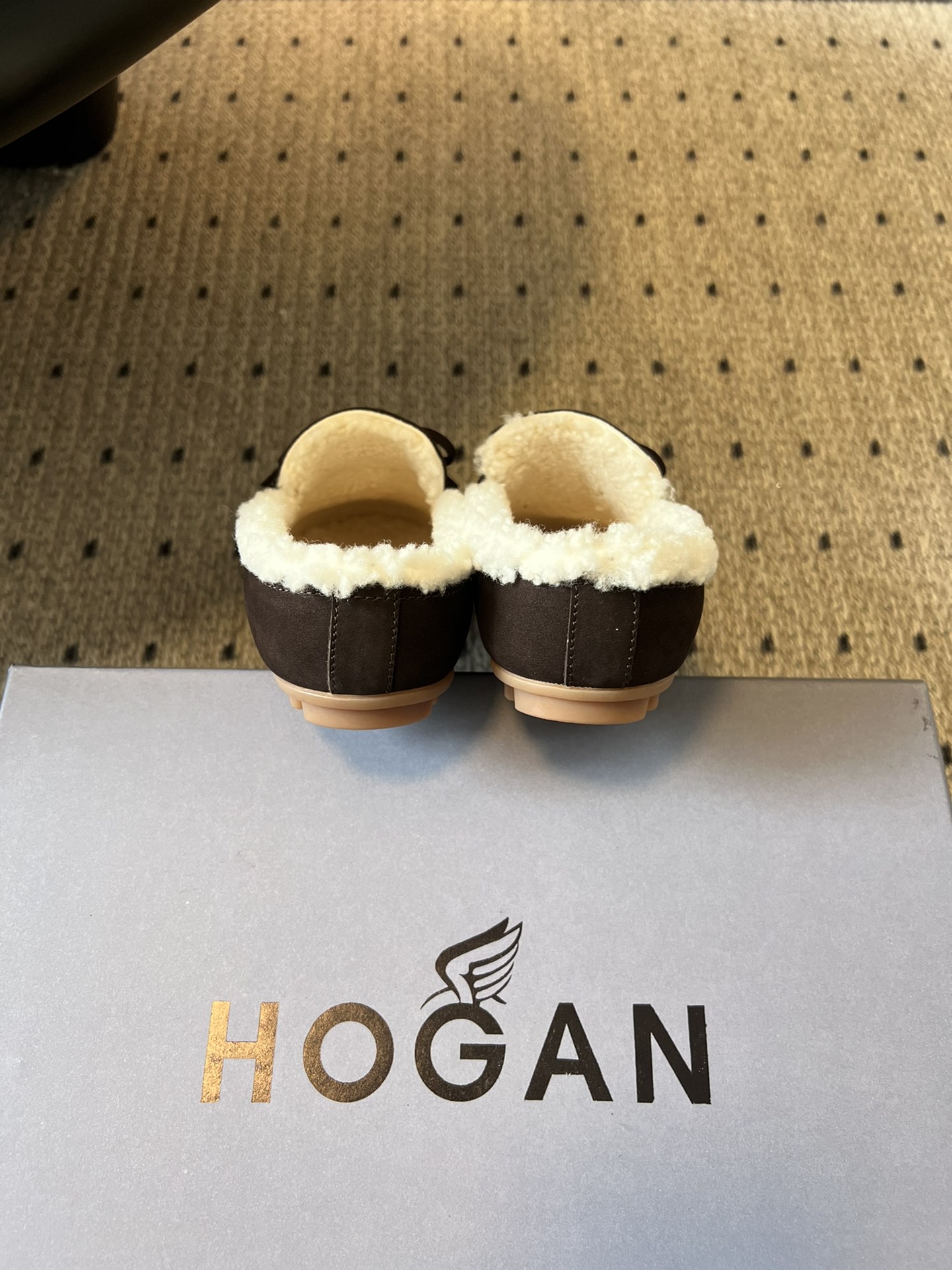 Hoga* 反绒皮流苏加绒穆勒鞋采用反绒皮材质，鞋面质感细腻；鞋内加绒设计，能在冬季提供良好的保暖效果，