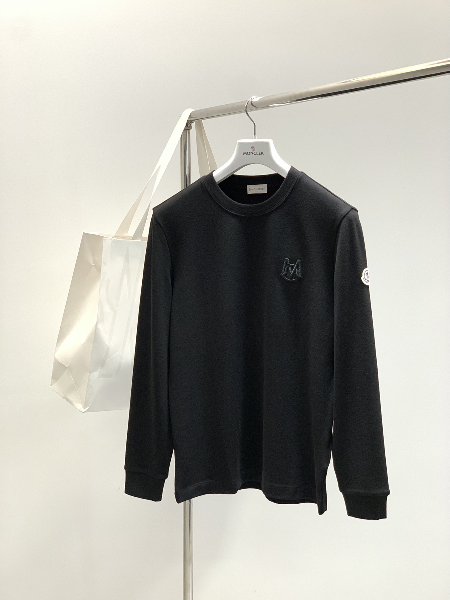 NO:567352,, Moncler muzzle, the latest autumn and winter products, available at counters simultaneously, original order, fashionable and casual round neck long-sleeved bottoming T-shirt, comfortable upper body!  Eye-catching and bright, it uses imported original fabrics, top-notch embroidered letter pattern logo, simple yet stylish, stylish and handsome upper body, 3 colors recommended size M-3XL, Moncler, tees, t-shirt, alexander wang19860909,Moncler 蒙口,秋冬最新品,专柜同步有售,原单狠货,时尚休闲圆领长袖打底T恤,上身舒适！吸睛而有亮点,采用进口原版面料,顶级刺绣工艺字母图案logo,简单而不失时尚,上身时尚帅气,3色推荐码数M-3XL,,Moncler,tees，t-shirt,alexander wang,Men's clothing