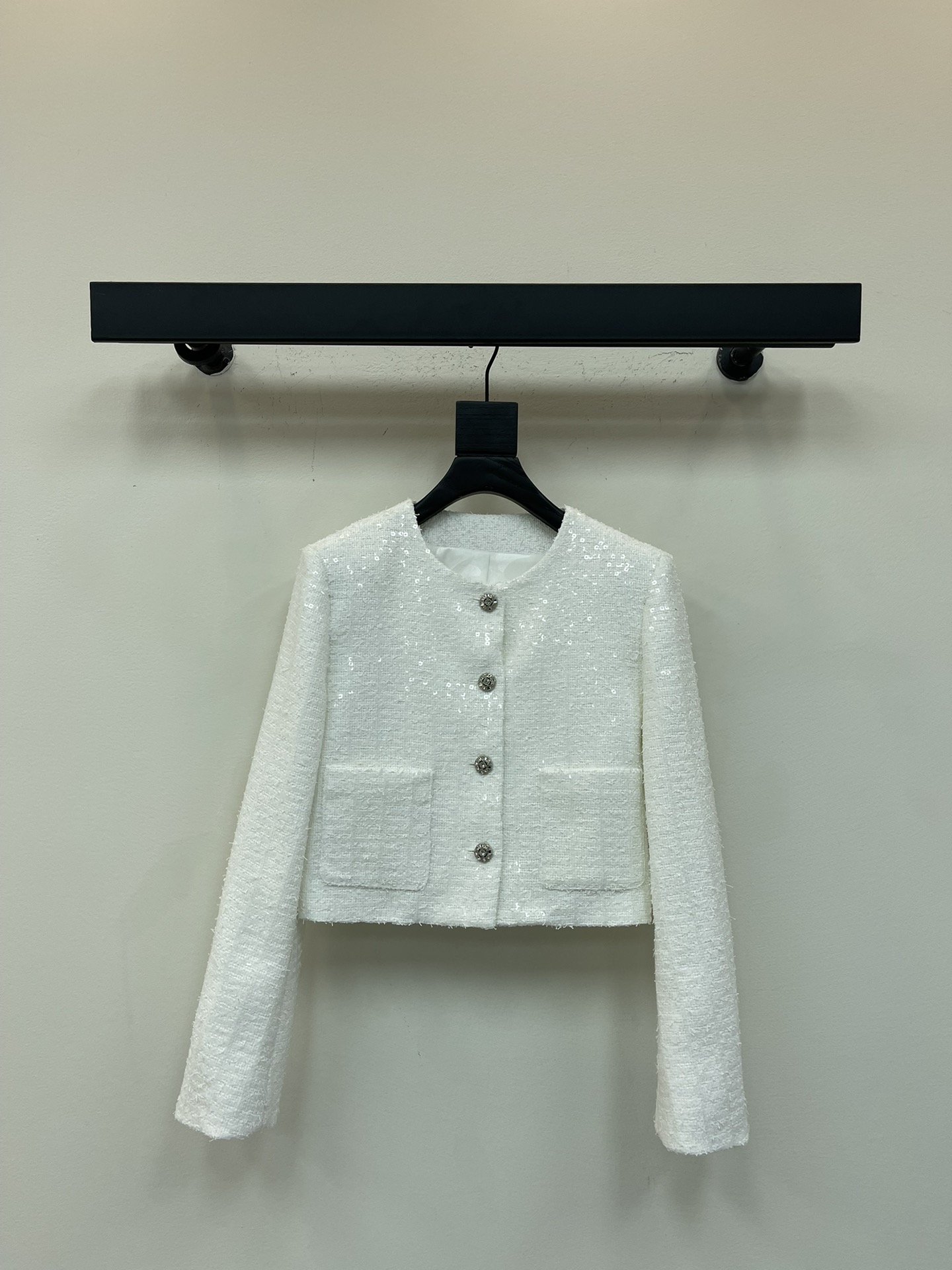 NO:535561,Chane*25 new high-end heavy industry sequin tweed jacket white tweed braided fabric is comfortable and light on the upper body. High-end luxury micro-transmitting sequin design, full of sparkling luster!  Classic H-style cut with small fragrance style, paired with round neck + single-row buttons, simple and elegant, with double pockets on both sides to add a sense of layering, the upper body looks very fashionable and elegant, and also famous and beautiful, suitable for daily street appearance or formal occasions. It is very outstanding with dresses or high-waisted pants, meeting different body shape needs. SML, chanel, skirts, jackets & coats, alexander wang19860909Chane*25新款高级重工亮片粗花呢外套白色粗花呢编织面料上身舒适轻盈 高级奢华微透亮片设计,闪耀光泽感满分！经典H版型 小香风剪裁,搭配圆领＋单排纽扣,简约优雅,两侧饰有双口袋增添层次感上身显得非常时尚优雅复古气质又名媛美丽适合日常出街或正式场合,搭配连衣裙或高腰裤都很出彩,满足不同体型需求.SML,,chanel,skirts,jackets & coats,alexander wang,Women's clothing