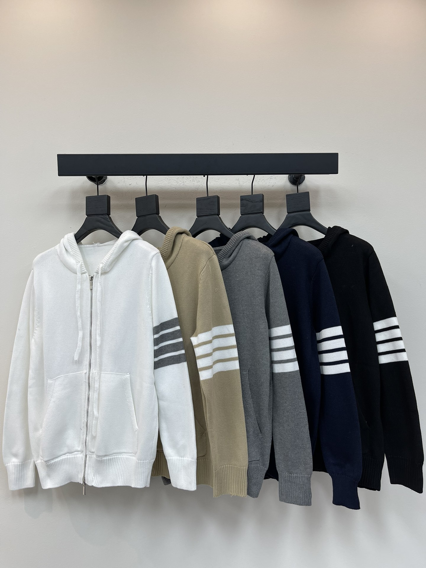 NO:534672,TB* newest sailing pattern four-bar wool-blend sweater Back sailing pattern hooded zipper knit cardigan jacket Classic four-bar basic style Classic style worn every year Material is wool-blend Soft and comfortable Four-bar double armband knitted style slim fit and loose Comfortable and breathable Men and women Same color white/khaki/gray/navy/black Size 1/2/3/4,,jackets & coats,sweaters,hats,alexander wang19860909TB*新款帆船图案四条杠羊毛混纺毛衣 后背帆船图案连帽拉链针织开衫外套 经典四条杠基础风格 年年都穿的经典款 料子采用羊毛混纺 柔软舒适 四条杠双袖标针织而成 版型可修身可宽松 舒适透气 男女同款 颜色白色/卡其/灰色/藏青色/黑色 尺码1/2/3/4,,jackets & coats,sweaters,hats,alexander wang,Women's clothing