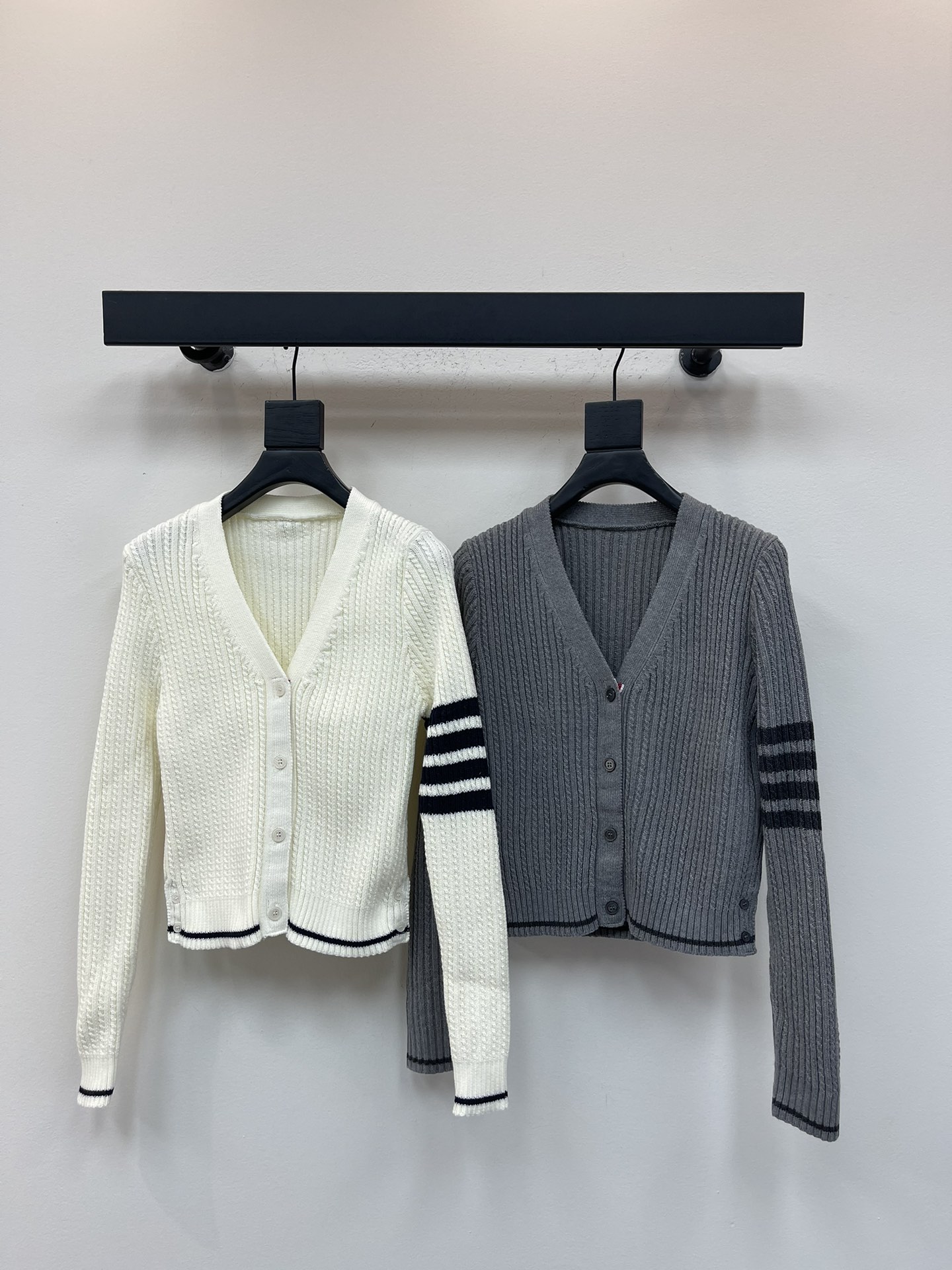 NO:534678,TB* new style college style V-neck twist knit short cardigan wool-blend sweater Classic four-bar basic style Classic style worn every year Material is wool-blend Soft and comfortable Sleeves are knitted with four-bar sleeve buttons The buttons are slim and loose, comfortable and breathable Comfortable and lesbian styles for men and women Color white/gray Size 1/2/3/4, Sweaters, alexander wang19860909TB*新款学院风V领麻花针织短款开衫羊毛混纺毛衣 经典四条杠基础风格 年年都穿的经典款 料子采用羊毛混纺 柔软舒适 袖子四条杠针织而成 扣子采用天然贝壳口 版型可修身可宽松 舒适透气 男女同款 颜色白色/灰色 尺码1/2/3/4,,sweaters,alexander wang,Women's clothing