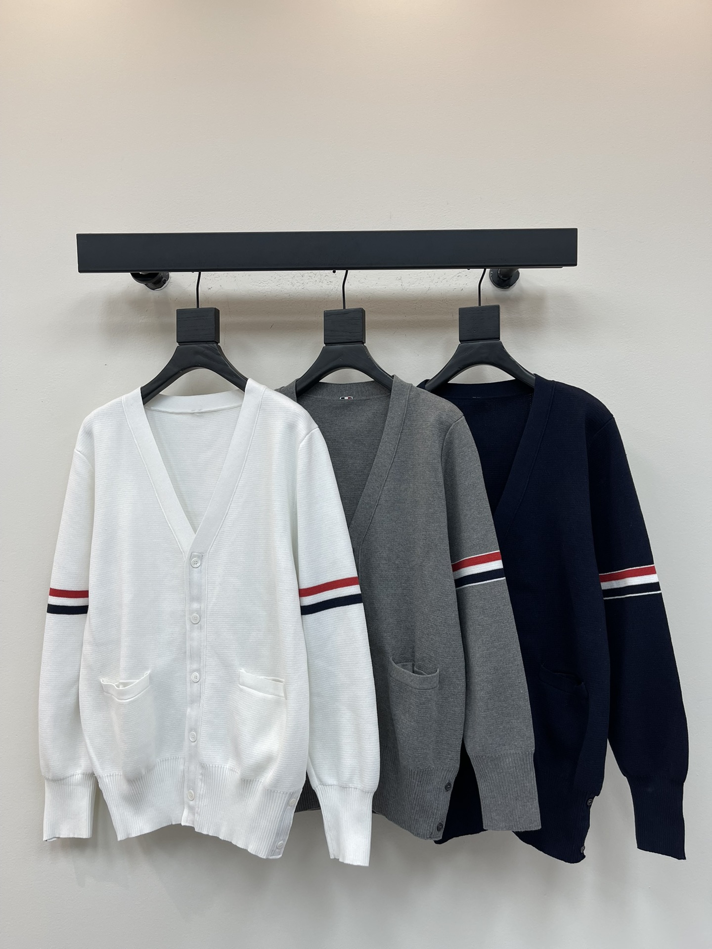 NO:534690,TB* new style college style V-neck knit cardigan wool-blend sweater Color-blocking three-bar wool-blend sweater Five-button cardigan Classic red, white and blue double armband basic style Classic style worn every year Material is wool-blend soft and comfortable Red, white and blue double armbands knitted with natural shell mouth The buttons are slim and loose, comfortable and breathable, same style for men and women Color white/gray/navy Size 1/2/3/4, Sweaters, alexander wang19860909TB*新款学院风V领针织开衫羊毛混纺毛衣 拼色三条杠羊毛混纺毛衣五扣开衫 经典红白蓝双袖标基础风格 年年都穿的经典款 料子采用羊毛混纺 柔软舒适 红白蓝双袖标针织而成 扣子采用天然贝壳口 版型可修身可宽松 舒适透气 男女同款 颜色白色/灰色/藏青色 尺码1/2/3/4,,sweaters,alexander wang,Women's clothing