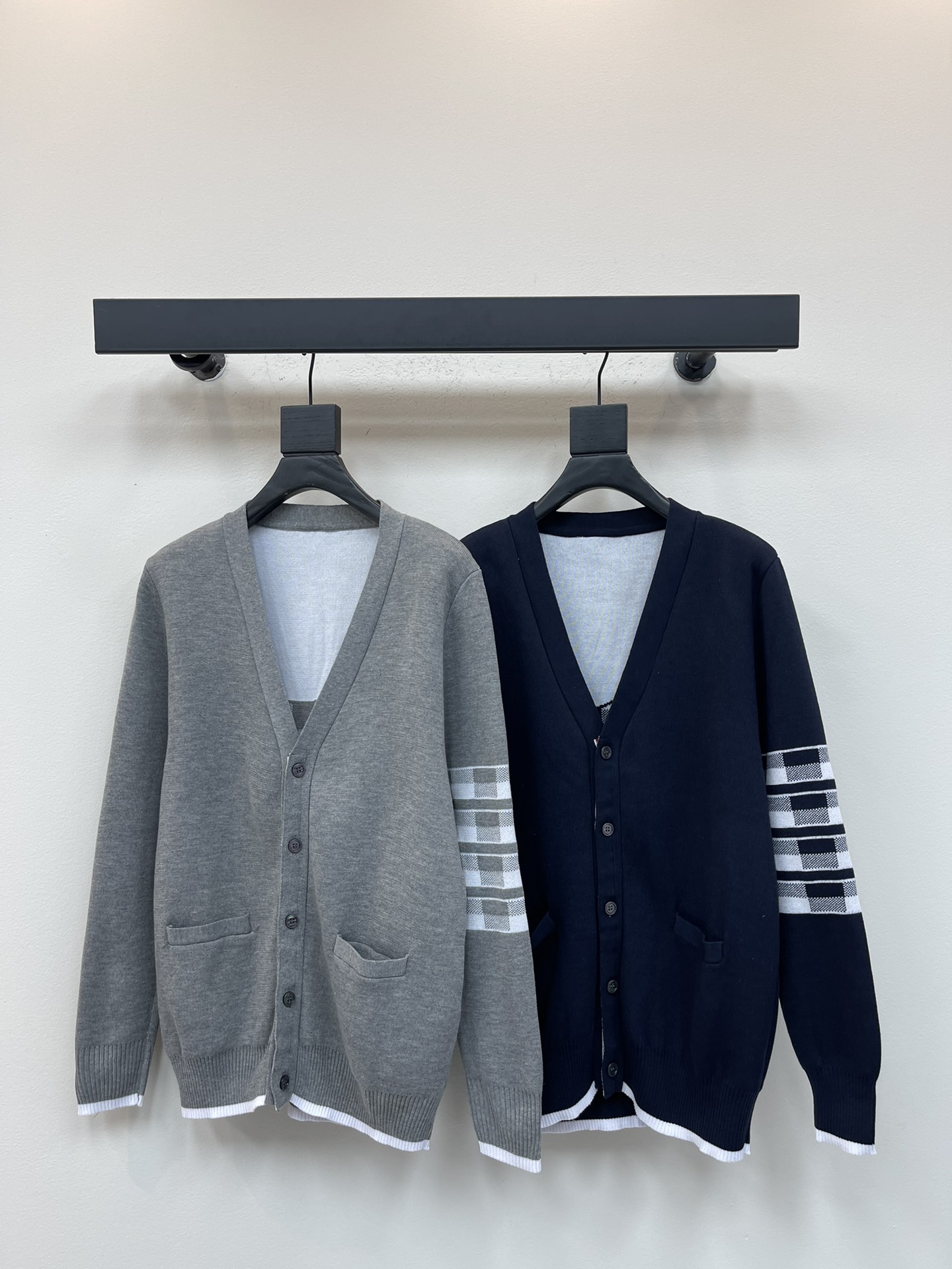 NO:534701,TB* new style college style V-neck back plaid puppy jacquard knit cardigan color-blocked four-bar wool-blend sweater five-button cardigan classic four-bar basic style classic worn every year material is wool-blend soft and comfortable sleeves knitted with four-bar sleeve buttons are made of natural shell mouth style slim fit and loose comfortable and breathable men and women same style color white/gray/navy Size 1/2/3/4,,sweaters,alexander wang19860909TB*新款学院风V领后背格子小狗提花针织开衫 拼色四条杠羊毛混纺毛衣五扣开衫 经典四条杠基础风格 年年都穿的经典款 料子采用羊毛混纺 柔软舒适 袖子四条杠针织而成 扣子采用天然贝壳口 版型可修身可宽松 舒适透气 男女同款 颜色白色/灰色/藏青色 尺码1/2/3/4,,sweaters,alexander wang,Women's clothing