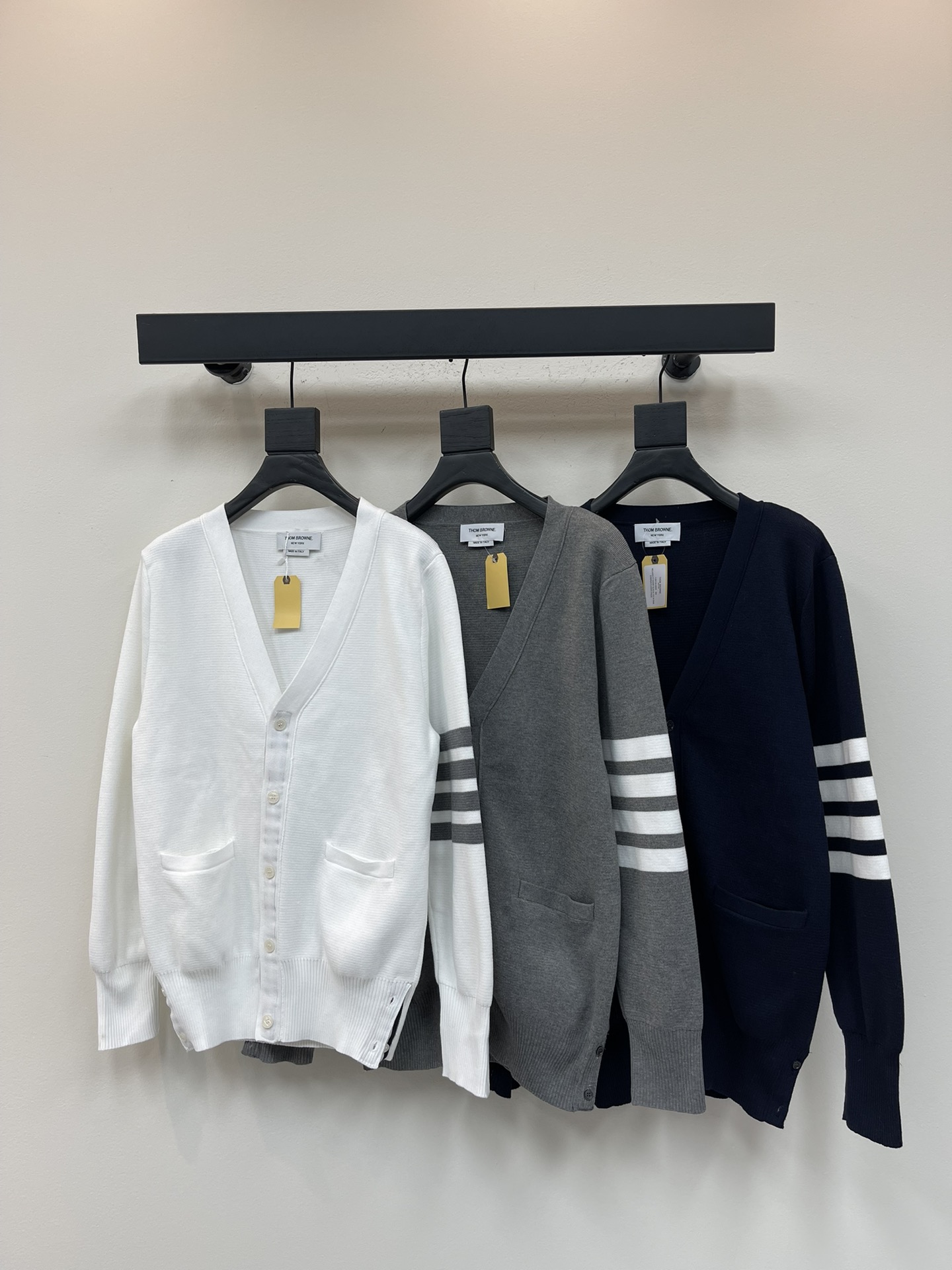 NO:534697,TB* new style college style V-neck knit cardigan color-blocked four-bar wool-blend sweater five-button cardigan classic four-bar basic style classic worn every year material is wool-blend soft and comfortable sleeves knitted with four-bar sleeve buttons are made of natural shell mouth style slim fit and loose comfortable and breathable men and women same style color white/gray/navy Size 1/2/3/4,,sweaters,alexander wang19860909TB*新款学院风V领针织开衫 拼色四条杠羊毛混纺毛衣五扣开衫 经典四条杠基础风格 年年都穿的经典款 料子采用羊毛混纺 柔软舒适 袖子四条杠针织而成 扣子采用天然贝壳口 版型可修身可宽松 舒适透气 男女同款 颜色白色/灰色/藏青色 尺码1/2/3/4,,sweaters,alexander wang,Women's clothing