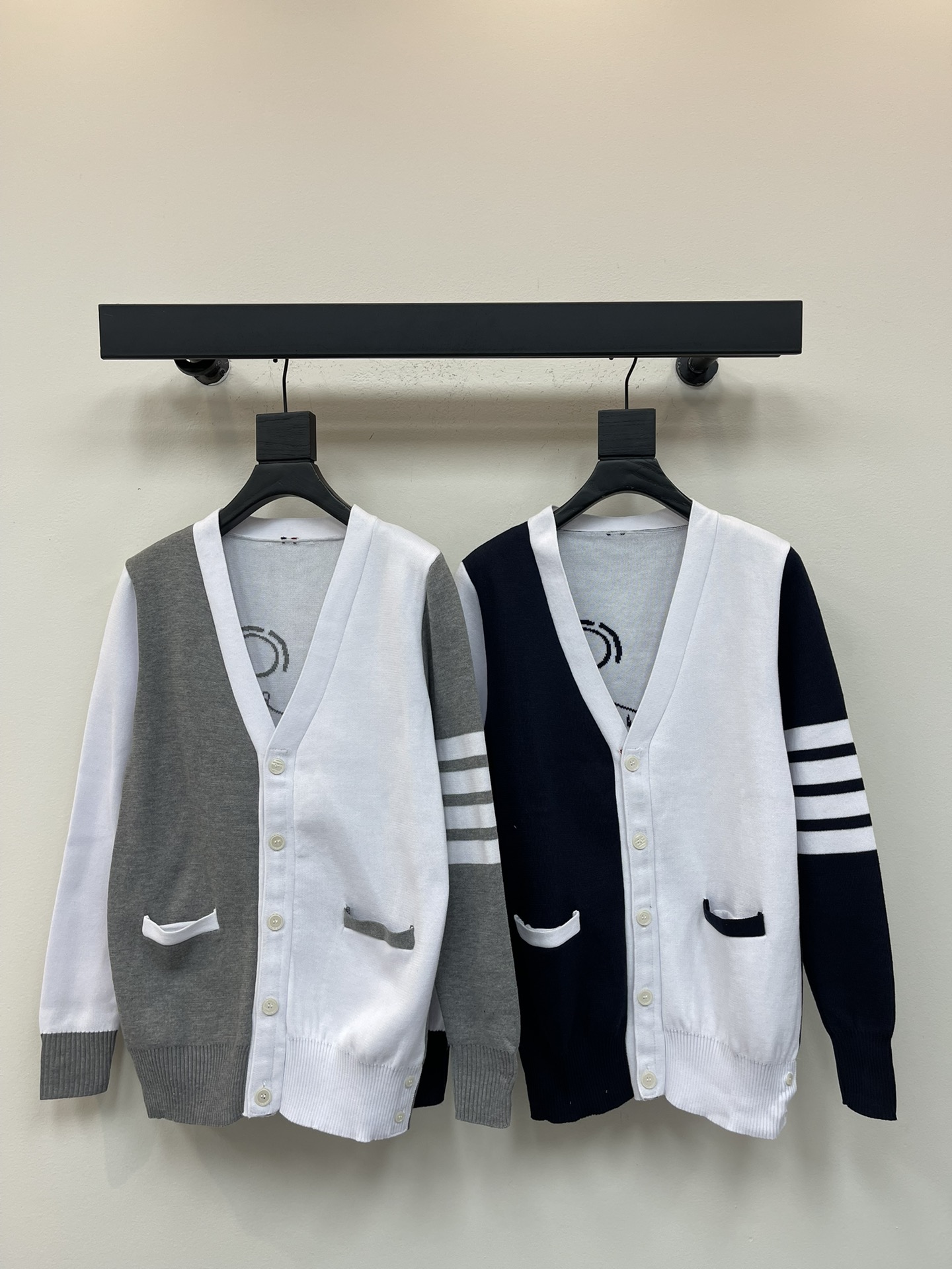 NO:534705,TB* new style college style back stickman dog walk V-neck knit cardigan classic stickman puppy pattern knit sweater five-button cardigan spliced ​​white gray blue contrast design classic four-bar basic style classic worn every year material is wool blend soft and comfortable sleeves four-bar knit buttons are made of natural shell mouth, style is slim fit and loose, comfortable and breathable, same style for men and women, color gray/navy, size 1/2/3/4 A,,sweaters,alexander wang19860909TB*新款学院风后背火柴人遛狗V领针织开衫 经典火柴人小狗图案针织毛衣五扣开衫 拼接白灰蓝撞色设计 经典四条杠基础风格 年年都穿的经典款 料子采用羊毛混纺 柔软舒适 袖子四条杠针织而成 扣子采用天然贝壳口 版型可修身可宽松 舒适透气 男女同款 颜色灰色/藏青色 尺码1/2/3/4 A,,sweaters,alexander wang,Women's clothing