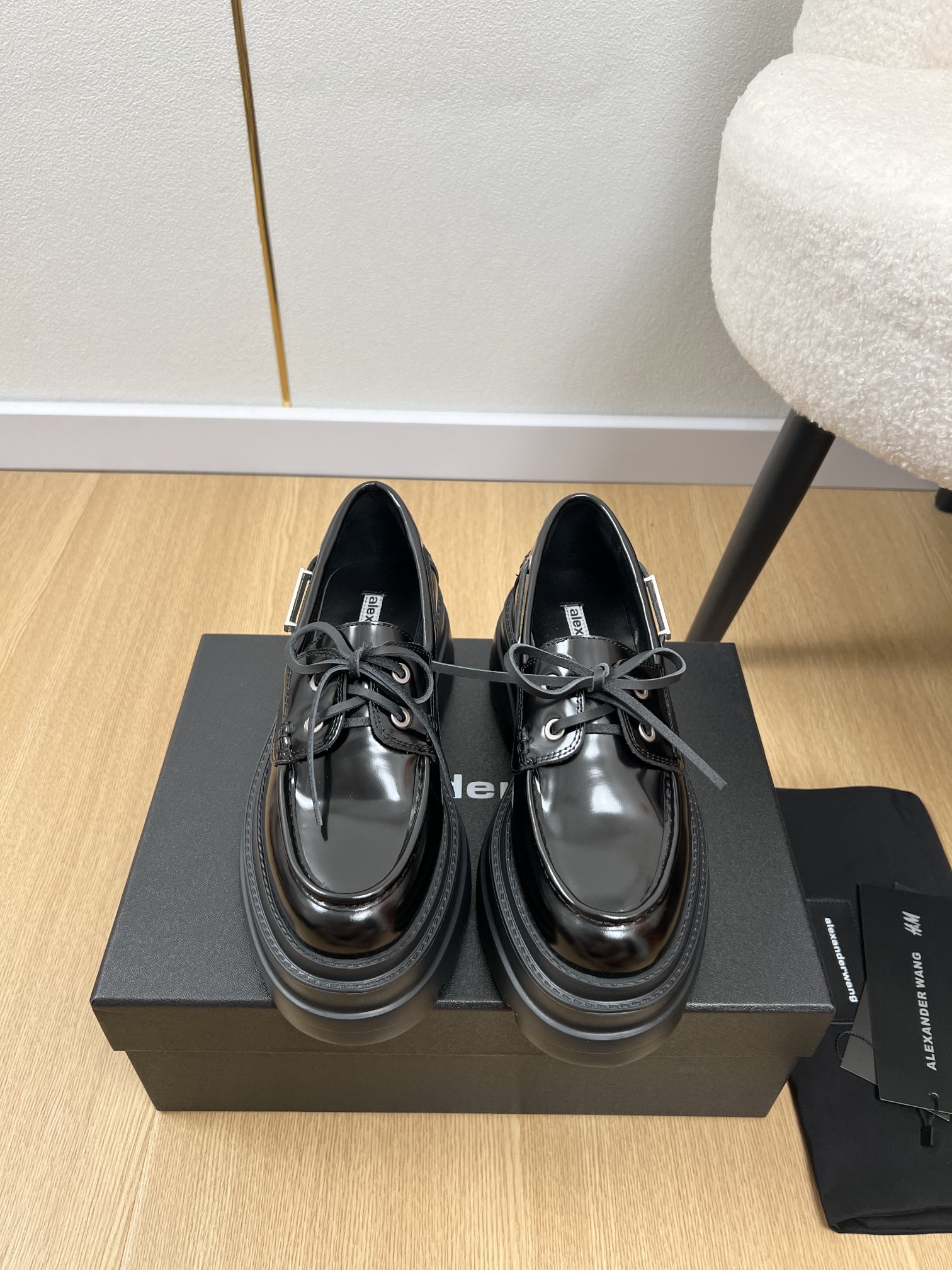 NO:546078,Alexanderwang｜Alexanderwang | 2025 King 2025 Autumn and Winter New Counter Latest Thick-soled Loafer Series. Obviously the same style is cool and spicy. The leg essence of the long-legged artifact is essential. All major bloggers from all walks of life have taken it!  Unique and fashionable, you must have a pair of king shoes this autumn... The upper is customized with open beads/calfskin inner sheepskin, original open molded rubber foamed sole, heel height 7cm, size 35-39 (34.40 custom non-return and exchange), loafers, alexander wang,loafers,cowhide,sheepskin19860909Alexanderwang｜亚历山大王 | 2025 大王2025秋冬新品专柜最新爆款厚底乐福鞋系列 明显同款又酷又辣·长腿神器的腿精必备各路大博主都纷纷上脚！独特得来又时髦,这个秋季必须拥有一双大王鞋子…… 鞋面原版定制开边珠/小牛皮 内里羊皮 大底原版开模橡胶发泡大底  跟高 7cm 码数35-39（34.40 定制不退换）,乐福鞋,alexander wang,loafers,cowhide,sheepskin,Women's Shoes