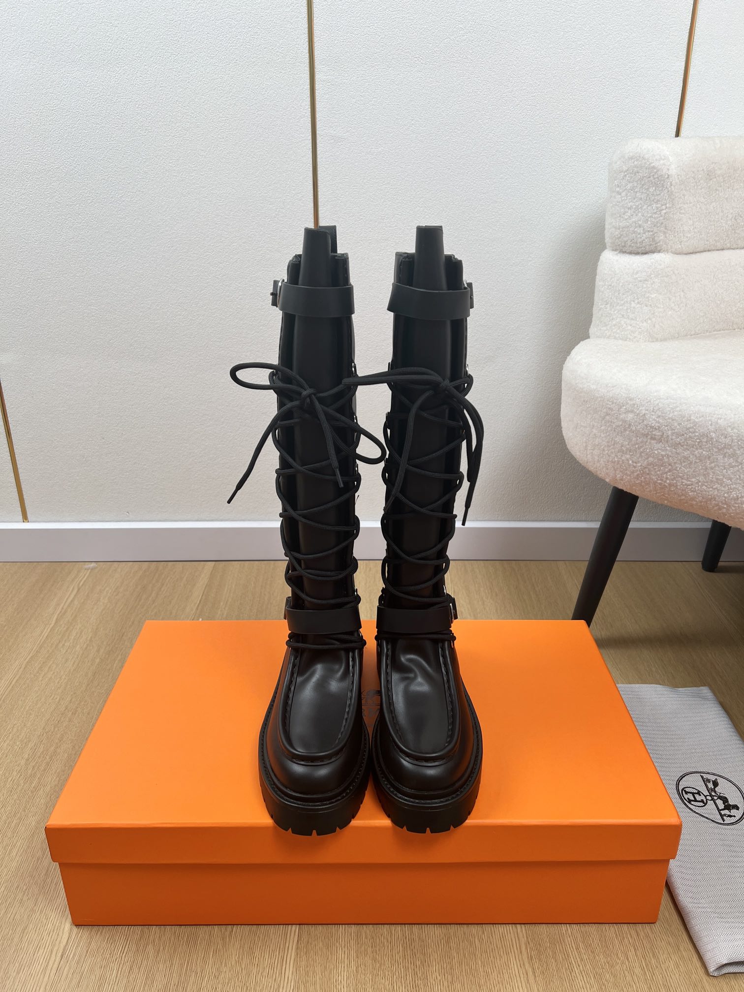 NO:546072,HERMES | 2025 HH 2025 autumn and winter new products, the counter focuses on the latest explosive strap knight boots series, upper, specific calfskin, inner, sheepskin, outsole, original custom non-slip sole, heel height 4cm, size 35-39 (40.41 custom, non-return and exchange), boots, hermes, hermes, boots, cowhide, sheepskin19860909HERMES 爱马仕| 2025 H家2025秋冬新品 专柜主打最新爆绑带骑士靴长靴系列 鞋面 特定小牛皮 内里 羊皮 大底 原版定制防滑大底 跟高 4cm 码数 35-39（40.41定制不退换）,靴子,hermes,hermes,boots,cowhide,sheepskin,Women's Shoes