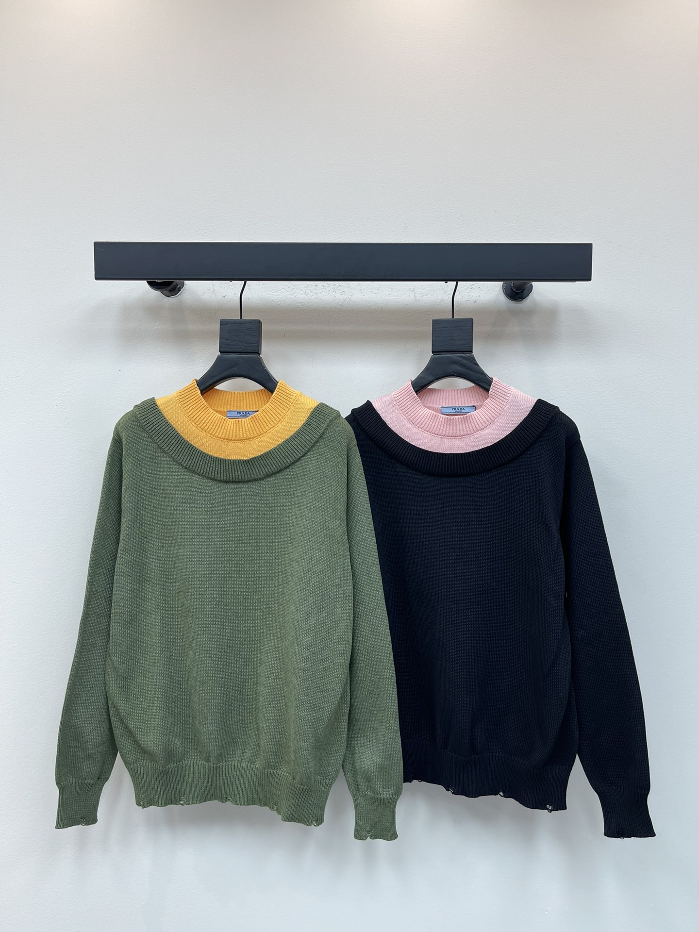 NO:534709,Prad* new autumn and winter ripped fake two-piece contrasting embroidered large logo round neck knitted sweater!  Cotton-blend wool jersey fabric, pure cotton breathable, very refreshing and comfortable to wear when worn every day. The rib knit on the neckline is flat and tight, and the neckline will not be crooked at random. The loose style will make you find that the upper body looks really good. The overall simple and neat, and it is super versatile everyday!  It’s youthful to just pair a pair of pants, a sweater and T-shirt can make you crazy about your outfits, and a fashionable item that will never go wrong!  The same style for men and women!  Color green yellow/black pink Size S-XL A,,prada,sweaters,tees,t-shirt,alexander wang19860909Prad*秋冬新款破洞假两件撞色刺绣大logo圆领针织毛衣！棉质混纺毛圈平纹针织面料,纯棉透气,日常穿着非常清爽穿感舒适,领口的罗纹针织平整紧密,随意折腾都不会领口歪斜,宽松版型,上身你就会发现真的好好看,整体极简利落,超级日常百搭！随随便便搭配一条裤子就是青春的样子,一件毛衣t恤就能为你的穿搭疯狂,绝不会出错的时髦单品！男女同款！ 颜色绿黄色/黑粉色 尺码S-XL A,,prada,sweaters,tees，t-shirt,alexander wang,Women's clothing