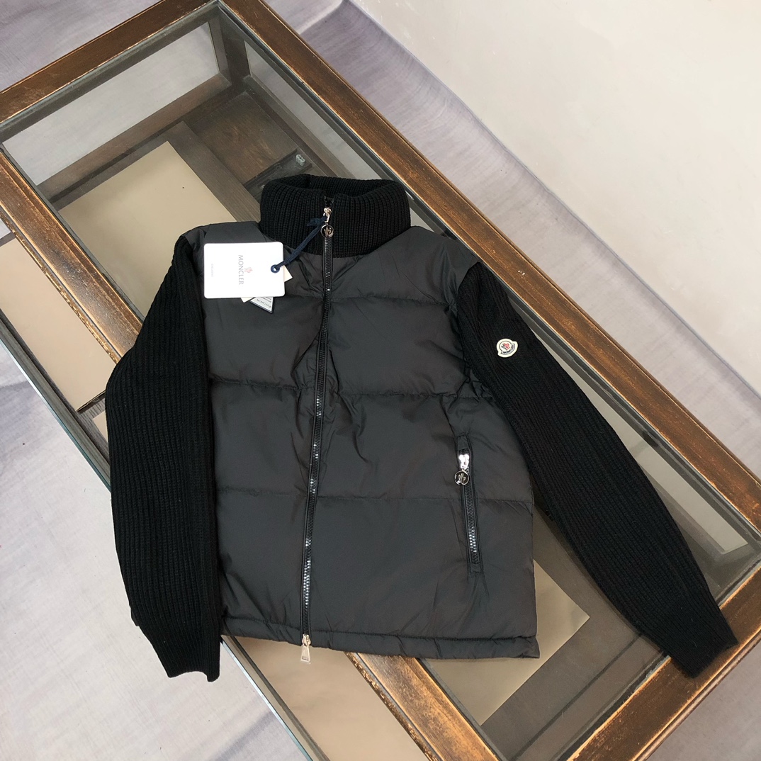 NO:572442,Women's Moncler TRICOT women's patchwork wool down jacket, stand-up collar thick wool design, original molded hardware, down filling, can create a variety of styles according to the weather. A down jacket with great design and appearance, quality control can be purchased directly, a high-end product not to be missed!  !  Color Black White Size S M L,,Moncler,jackets & coats,down jacket,alexander wang19860909女款 Moncler 蒙口TRICOT 女士拼接毛线羽绒服外套,立领粗线羊毛设计,原版开模五金,填充羽绒,可根据天气打造多种造型.设计感与颜值爆棚的羽绒外套,品控可以直接入手,不容错过的高端臻品！！ 颜色黑色 白色 尺码S M L,,Moncler,jackets & coats,down jacket,alexander wang,Men's clothing