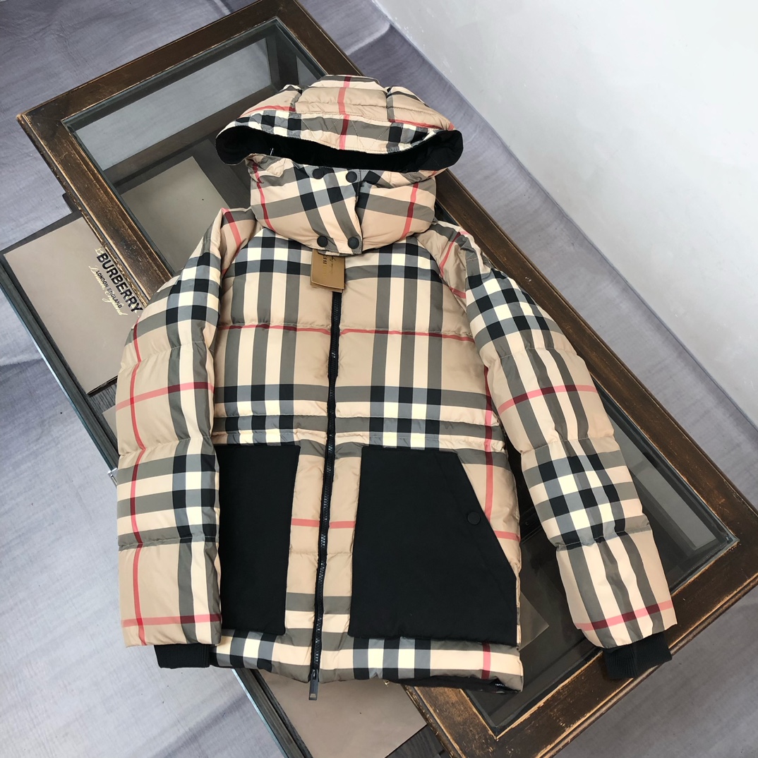 Bur*berry 巴宝莉 秋冬新款格子设计羽绒服夹克外套！（帽子🉑拆卸）英伦与简约的组合款式，经典运动
