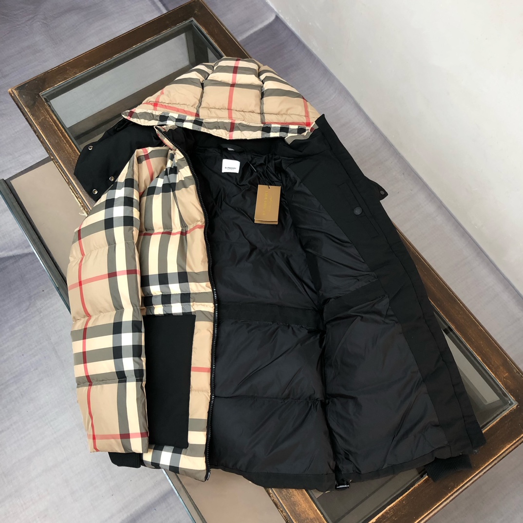 Bur*berry 巴宝莉 秋冬新款格子设计羽绒服夹克外套！（帽子🉑拆卸）英伦与简约的组合款式，经典运动