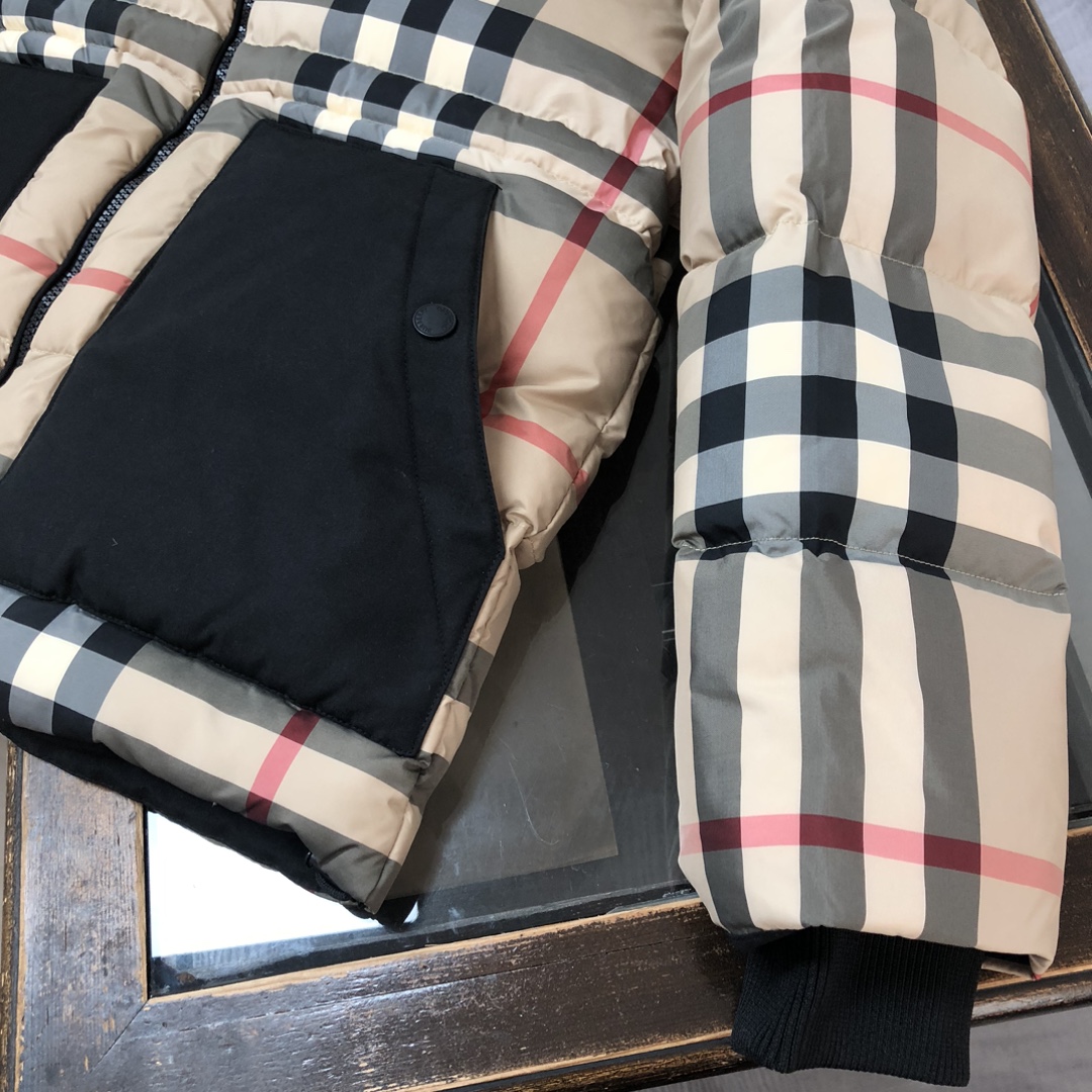 Bur*berry 巴宝莉 秋冬新款格子设计羽绒服夹克外套！（帽子🉑拆卸）英伦与简约的组合款式，经典运动