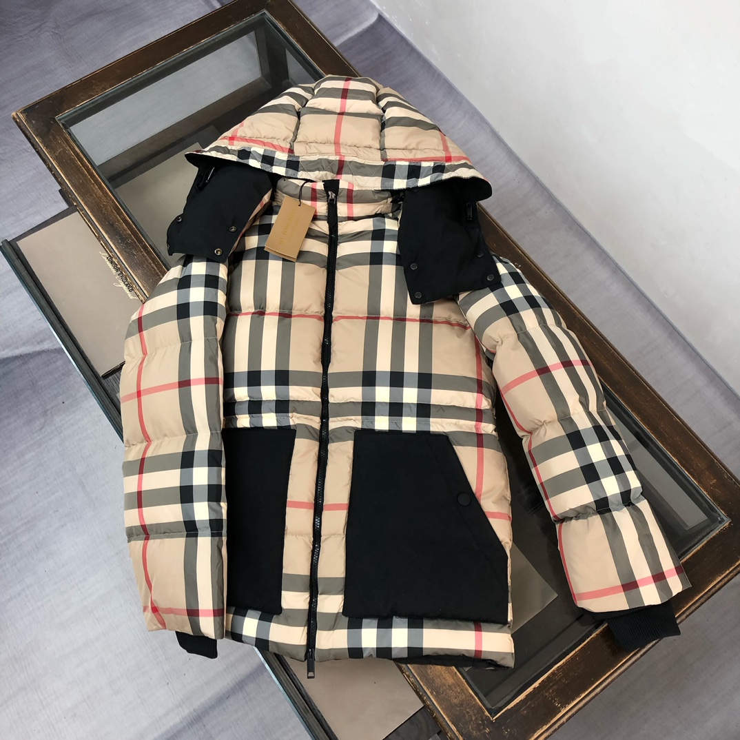 Bur*berry 巴宝莉 秋冬新款格子设计羽绒服夹克外套！（帽子🉑拆卸）英伦与简约的组合款式，经典运动