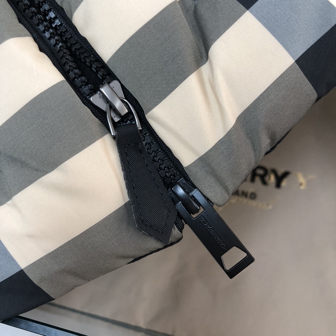 Bur*berry 巴宝莉 秋冬新款格子设计羽绒服夹克外套！（帽子🉑拆卸）英伦与简约的组合款式，经典运动