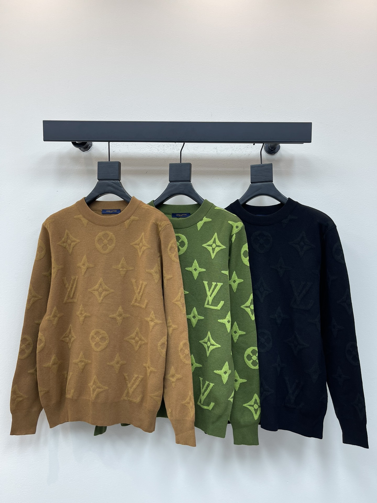 NO:534717,Louis Vuitto* autumn and winter new jacquard full-print letter embroidered large logo round neck knit sweater. The collar cuffs are classic matching, which makes it look more beautiful and exquisite craft round neck style, cotton blended wool jersey knit fabric, pure cotton breathable, and it feels very refreshing and comfortable to wear when worn. The rib knit on the neckline is flat and tight, and the neckline will not be crooked at random. The loose style will make you find that the upper body looks really good. The overall simple and neat, and it is super versatile everyday!  It’s youthful to just pair a pair of pants, a sweater and T-shirt can make you crazy about your outfits, and a fashionable item that will never go wrong!  The same style for men and women!  Color khaki/green/black Size S-XL, louis vuitton,sweaters,tees,t-shirt,alexander wang19860909Louis Vuitto*秋冬新款提花满印字母刺绣大logo圆领针织毛衣.领口袖口经典搭配 显得更加靓丽精美工艺圆领款,棉质混纺毛圈平纹针织面料,纯棉透气,日常穿着非常清爽穿感舒适,领口的罗纹针织平整紧密,随意折腾都不会领口歪斜,宽松版型,上身你就会发现真的好好看,整体极简利落,超级日常百搭！随随便便搭配一条裤子就是青春的样子,一件毛衣t恤就能为你的穿搭疯狂,绝不会出错的时髦单品！男女同款！ 颜色卡其色/绿色/黑色 尺码S-XL,,louis vuitton,sweaters,tees，t-shirt,alexander wang,Women's clothing