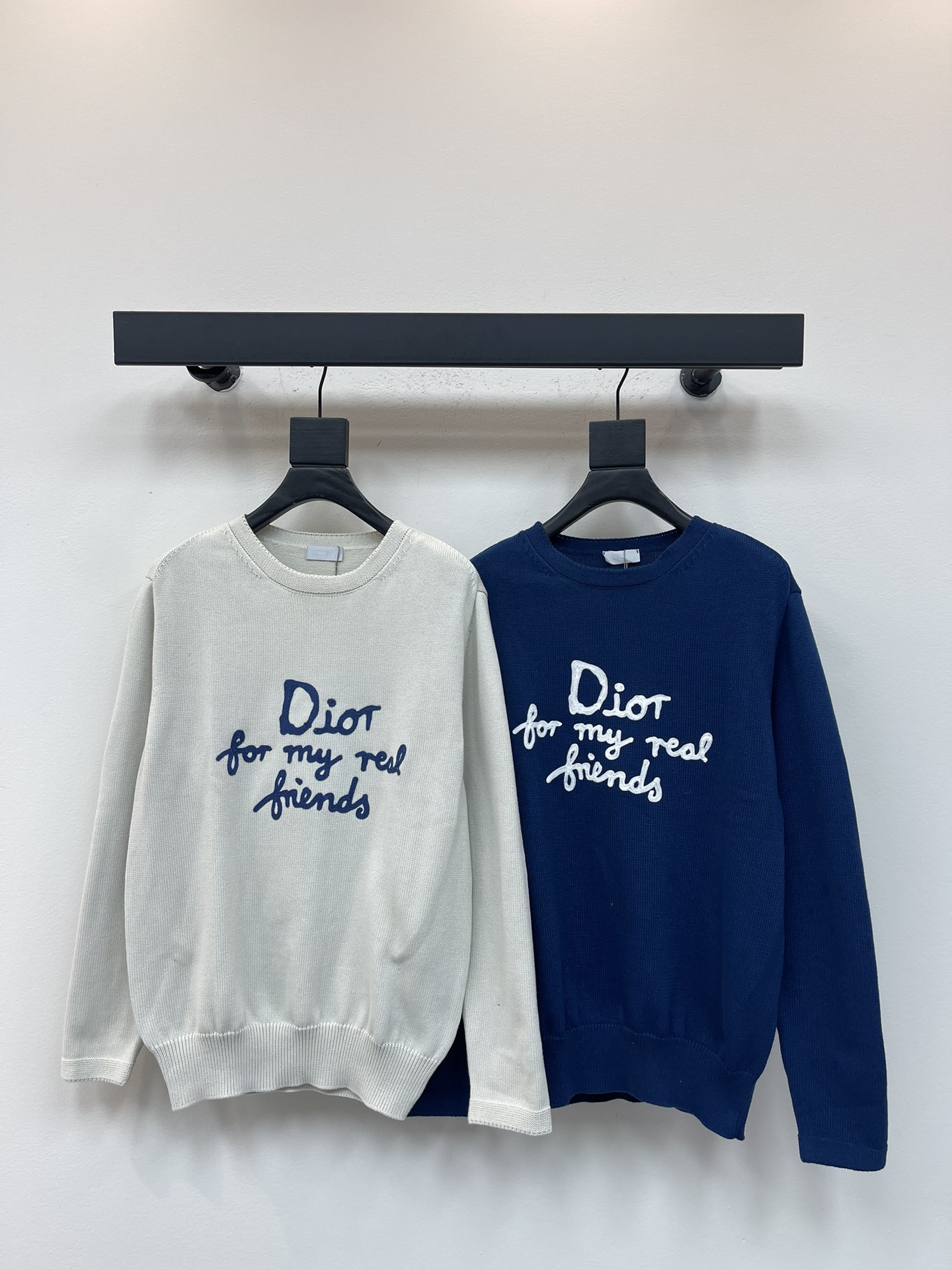 NO:534719,Dio* autumn and winter new classic chest letter hand-painted signature embroidered logo round neck knit sweater. The collar cuffs are classic matching, which makes it look more beautiful and exquisite craft round neck style, cotton blended wool jersey knit fabric, pure cotton breathable, and it is very refreshing and comfortable to wear when worn every day. The rib knit on the neckline is flat and tight, and the neckline will not be crooked without any twists. The loose style, you will find that it looks really good on the upper body. The overall simple and neat, super daily versatile!  It’s youthful to just pair a pair of pants, a sweater and T-shirt can make you crazy about your outfits, and a fashionable item that will never go wrong!  The same style for men and women!  Color beige gray/blue Size S-XL A,,dior,sweaters,tees,t-shirt,alexander wang19860909Dio*秋冬新款经典胸前字母手绘签名刺绣logo圆领针织毛衣.领口袖口经典搭配 显得更加靓丽精美工艺圆领款,棉质混纺毛圈平纹针织面料,纯棉透气,日常穿着非常清爽穿感舒适,领口的罗纹针织平整紧密,随意折腾都不会领口歪斜,宽松版型,上身你就会发现真的好好看,整体极简利落,超级日常百搭！随随便便搭配一条裤子就是青春的样子,一件毛衣t恤就能为你的穿搭疯狂,绝不会出错的时髦单品！男女同款！ 颜色米灰色/蓝色 尺码S-XL A,,dior,sweaters,tees，t-shirt,alexander wang,Women's clothing