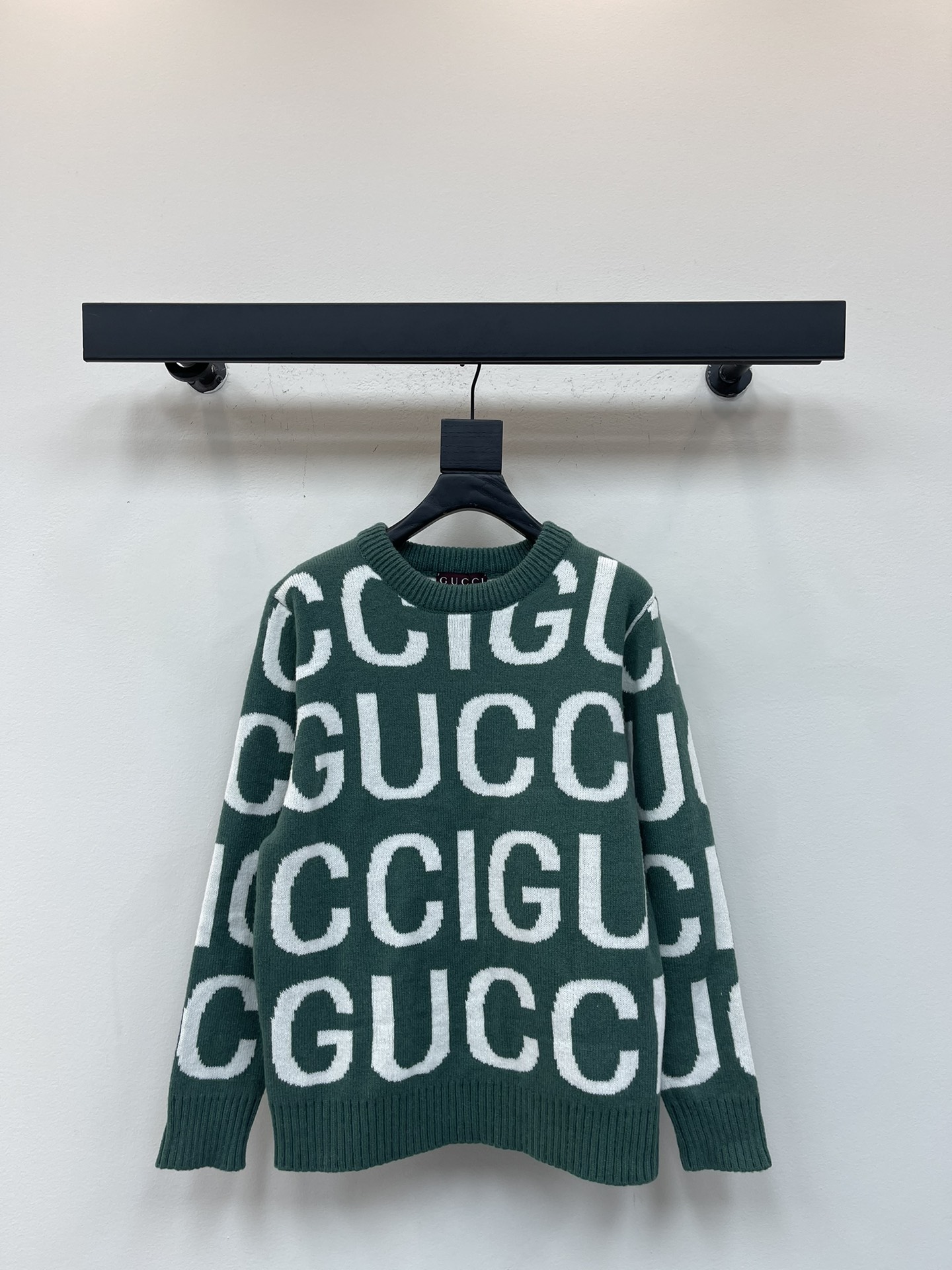 NO:534723,Gucc* autumn and winter new double G jacquard full-print letters large logo embroidered round neck knit sweater. The collar cuffs are classic matching, which makes it look more beautiful and exquisite craftsmanship round neck style, cotton blended wool jersey knit fabric, pure cotton breathable, and it is very refreshing and comfortable to wear when worn every day. The rib knit on the neckline is flat and tight, and the neckline will not be crooked at random. The loose style will make you find that the upper body looks really good. The overall simple and neat, and it is super versatile everyday!  It’s youthful to just pair a pair of pants, a sweater and T-shirt can make you crazy about your outfits, and a fashionable item that will never go wrong!  The same style for men and women!  Color green Size S-XL, gucci,sweaters,tees,t-shirt,alexander wang19860909Gucc*秋冬新款双G提花满印字母大logo刺绣圆领针织毛衣.领口袖口经典搭配 显得更加靓丽精美工艺圆领款,棉质混纺毛圈平纹针织面料,纯棉透气,日常穿着非常清爽穿感舒适,领口的罗纹针织平整紧密,随意折腾都不会领口歪斜,宽松版型,上身你就会发现真的好好看,整体极简利落,超级日常百搭！随随便便搭配一条裤子就是青春的样子,一件毛衣t恤就能为你的穿搭疯狂,绝不会出错的时髦单品！男女同款！ 颜色绿色 尺码S-XL,,gucci,sweaters,tees，t-shirt,alexander wang,Women's clothing