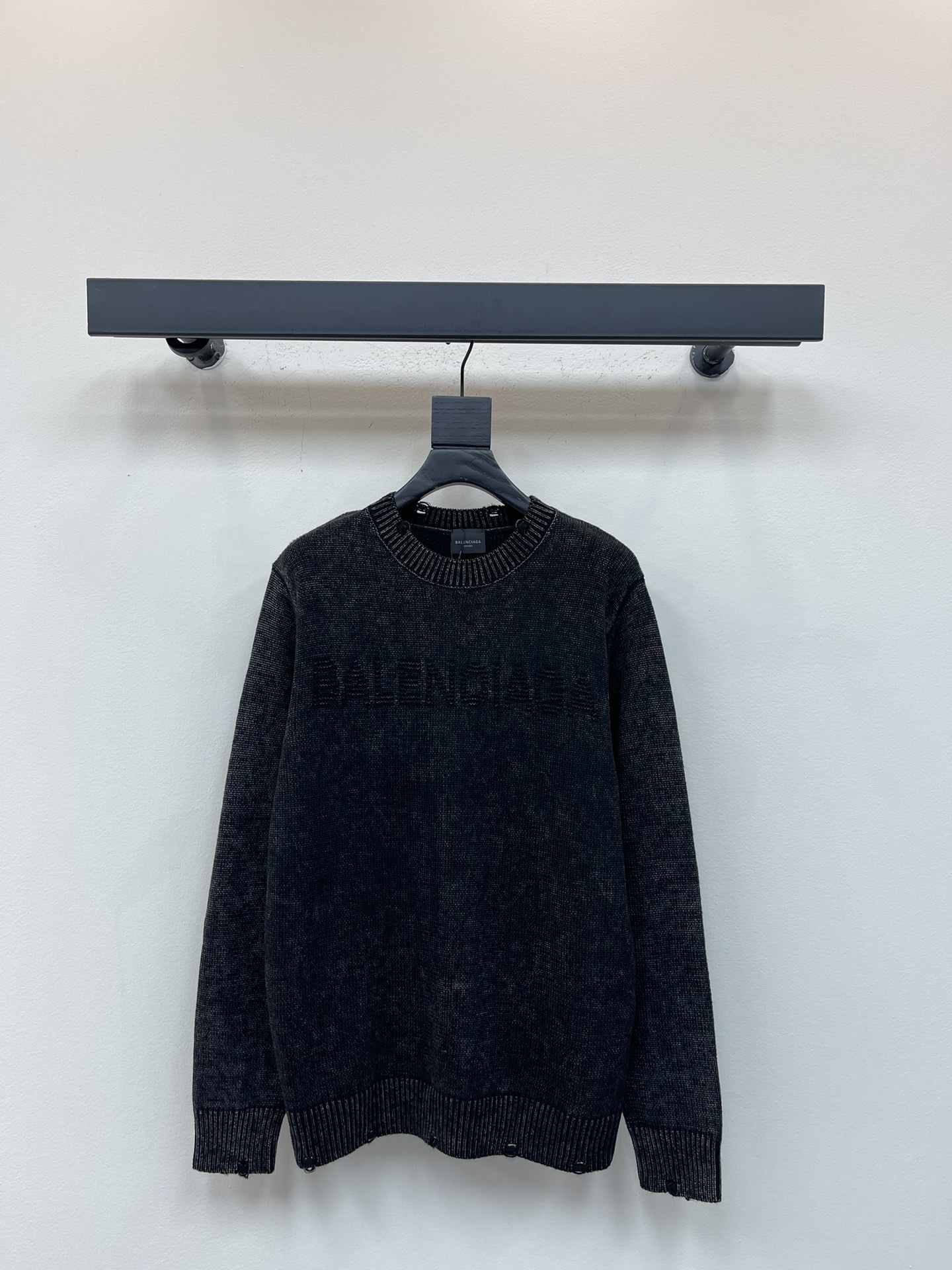 NO:534699,Balenciag* Autumn and Winter New ripped old chest simple letter embroidery logo round neck knit sweater. The classic combination of old ripped neckline cuffs looks more beautiful and exquisite craft round neck style, cotton blended wool jersey knit fabric, pure cotton breathable, very refreshing and comfortable to wear when wearing, the rib knitted neckline is flat and tight, and the neckline will not be crooked at will. The loose style, you will find that the upper body looks really good. The overall simple and neat, super daily versatile!  It’s youthful to just pair a pair of pants, a sweater and T-shirt can make you crazy about your outfits, and a fashionable item that will never go wrong!  The same style for men and women!  Color black and gray Size S-XL, balenciaga,sweaters,tees,t-shirt,alexander wang19860909Balenciag*秋冬新款破洞做旧胸口简约字母刺绣logo圆领针织毛衣.做旧破洞领口袖口经典搭配 显得更加靓丽精美工艺圆领款,棉质混纺毛圈平纹针织面料,纯棉透气,日常穿着非常清爽穿感舒适,领口的罗纹针织平整紧密,随意折腾都不会领口歪斜,宽松版型,上身你就会发现真的好好看,整体极简利落,超级日常百搭！随随便便搭配一条裤子就是青春的样子,一件毛衣t恤就能为你的穿搭疯狂,绝不会出错的时髦单品！男女同款！ 颜色黑灰色 尺码S-XL,,balenciaga,sweaters,tees，t-shirt,alexander wang,Women's clothing