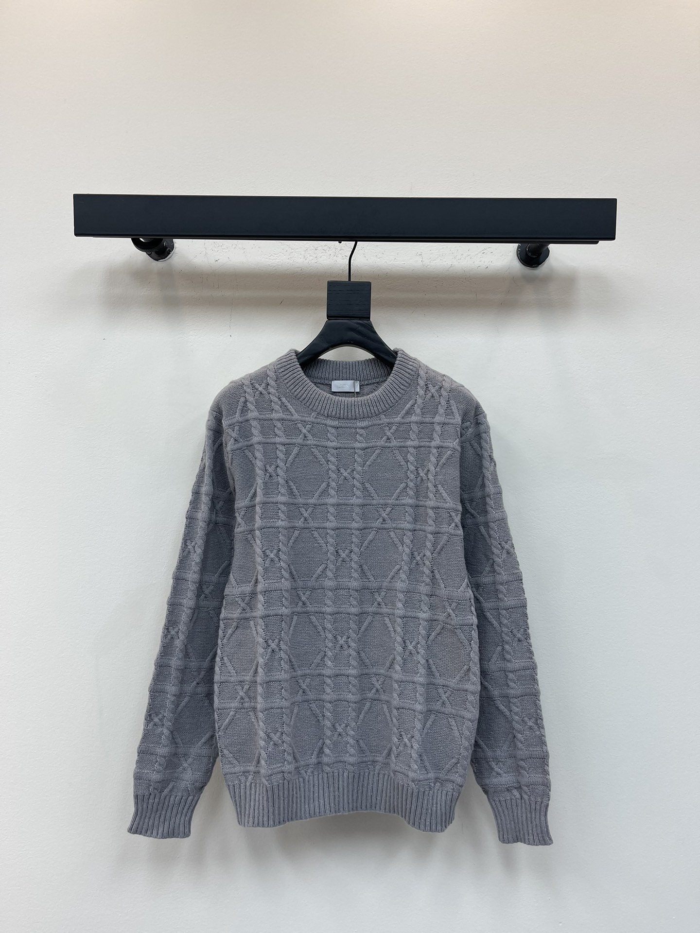 NO:534725,Dio* new classic rattan plaid pattern round-neck knit sweater. Classic matching of collar cuffs, full jacquard heavy craftsmanship, cotton blended wool cord knit fabric, pure cotton breathable, very refreshing and comfortable to wear during daily wear. The rib knit at the neckline is flat and tight, and the neckline will not be crooked without any twists and loose style. You will find that the upper body looks really good. The overall simple and neat, super daily versatile!  It’s youthful to just pair a pair of pants, a sweater and T-shirt can make you crazy about your outfits, and a fashionable item that will never go wrong!  The same style for men and women!  Color gray Size S-XL, Dior, Sweaters, Tees, T-shirt, Alexander wang19860909Dio*秋冬新款经典藤格纹图案圆领针织毛衣.领口袖口经典搭配 满提花重工艺,棉质混纺毛圈绞花针织面料,纯棉透气,日常穿着非常清爽穿感舒适,领口的罗纹针织平整紧密,随意折腾都不会领口歪斜,宽松版型,上身你就会发现真的好好看,整体极简利落,超级日常百搭！随随便便搭配一条裤子就是青春的样子,一件毛衣t恤就能为你的穿搭疯狂,绝不会出错的时髦单品！男女同款！ 颜色灰色 尺码S-XL,,dior,sweaters,tees，t-shirt,alexander wang,Women's clothing