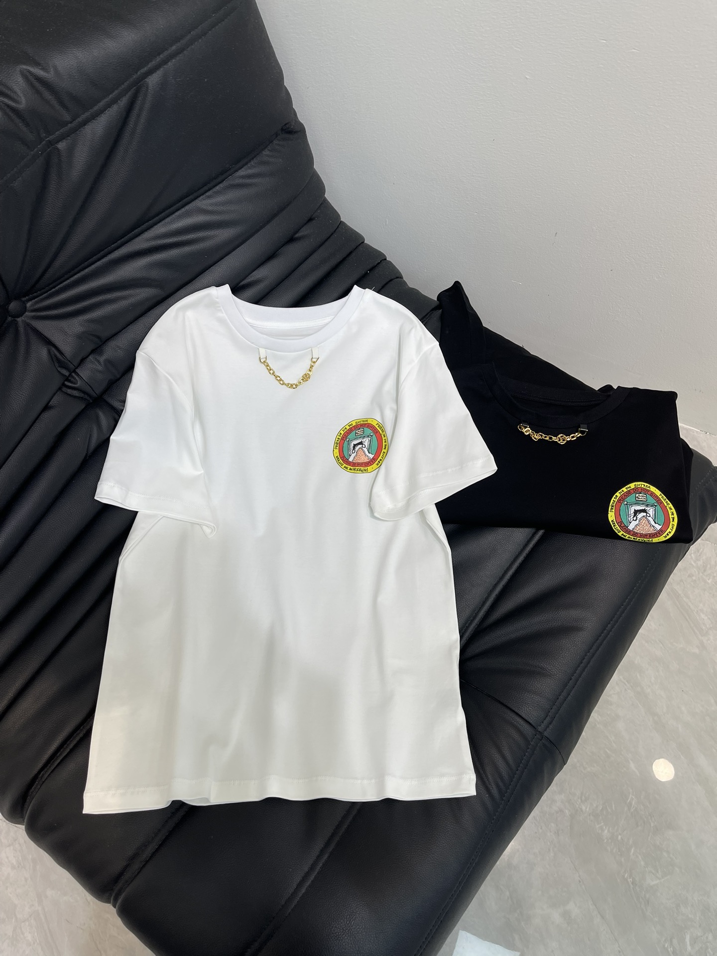 NO:517077,Louis Vuitto*25 new letter printed chain short-sleeved T-shirt imported mercerated cotton fabric high-density fashionable and sporty style every day outfit playful and age-reducing design elements Size SML, louis vuitton, T-shirt,tees, t-shirt,alexander wang19860909Louis Vuitto*25新款字母印花链条短袖T恤 进口丝光棉面料 高密度时髦运动风 每个日常的穿搭 俏皮减龄充满元气的设计元素 尺码SML,,louis vuitton,T-shirt,tees，t-shirt,alexander wang,Women's clothing