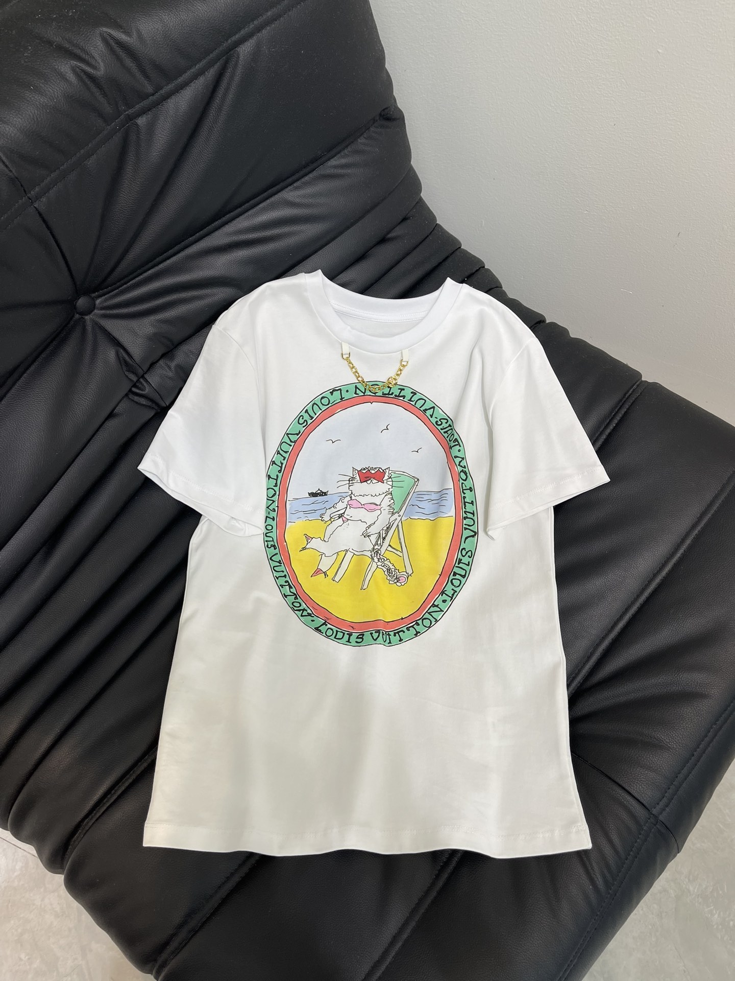 NO:517072,Louis Vuitto*25 new beach kitten letter printed chain short-sleeved T-shirt imported mercerated cotton fabric high-density fashionable and sporty style every day outfit playful and age-reducing design elements Size SML, louis vuitton, T-shirt,tees, t-shirt,alexander wang19860909Louis Vuitto*25新款沙滩小猫字母印花链条短袖T恤 进口丝光棉面料 高密度时髦运动风 每个日常的穿搭 俏皮减龄充满元气的设计元素 尺码SML,,louis vuitton,T-shirt,tees，t-shirt,alexander wang,Women's clothing